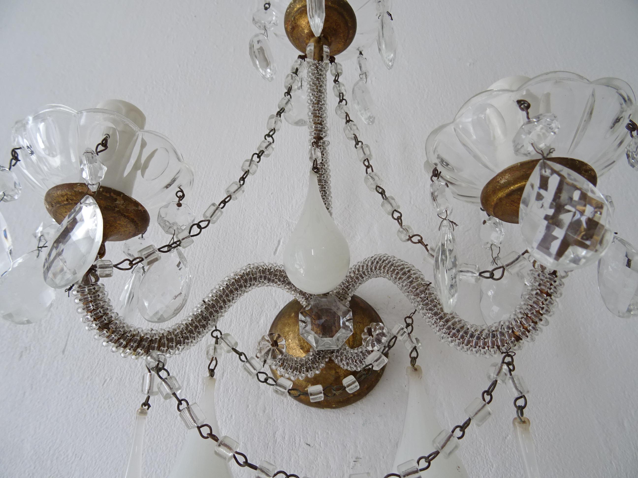 Début du 20ème siècle Appliques à 3 lumières françaises en opaline blanche de Murano avec gouttes et micro-perles en cristal, 1900 en vente