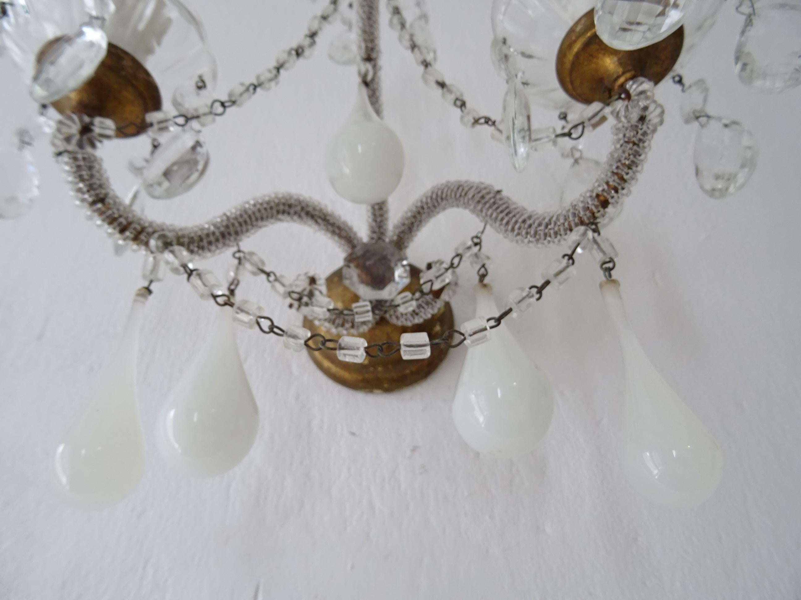 Verre de Murano Appliques à 3 lumières françaises en opaline blanche de Murano avec gouttes et micro-perles en cristal, 1900 en vente