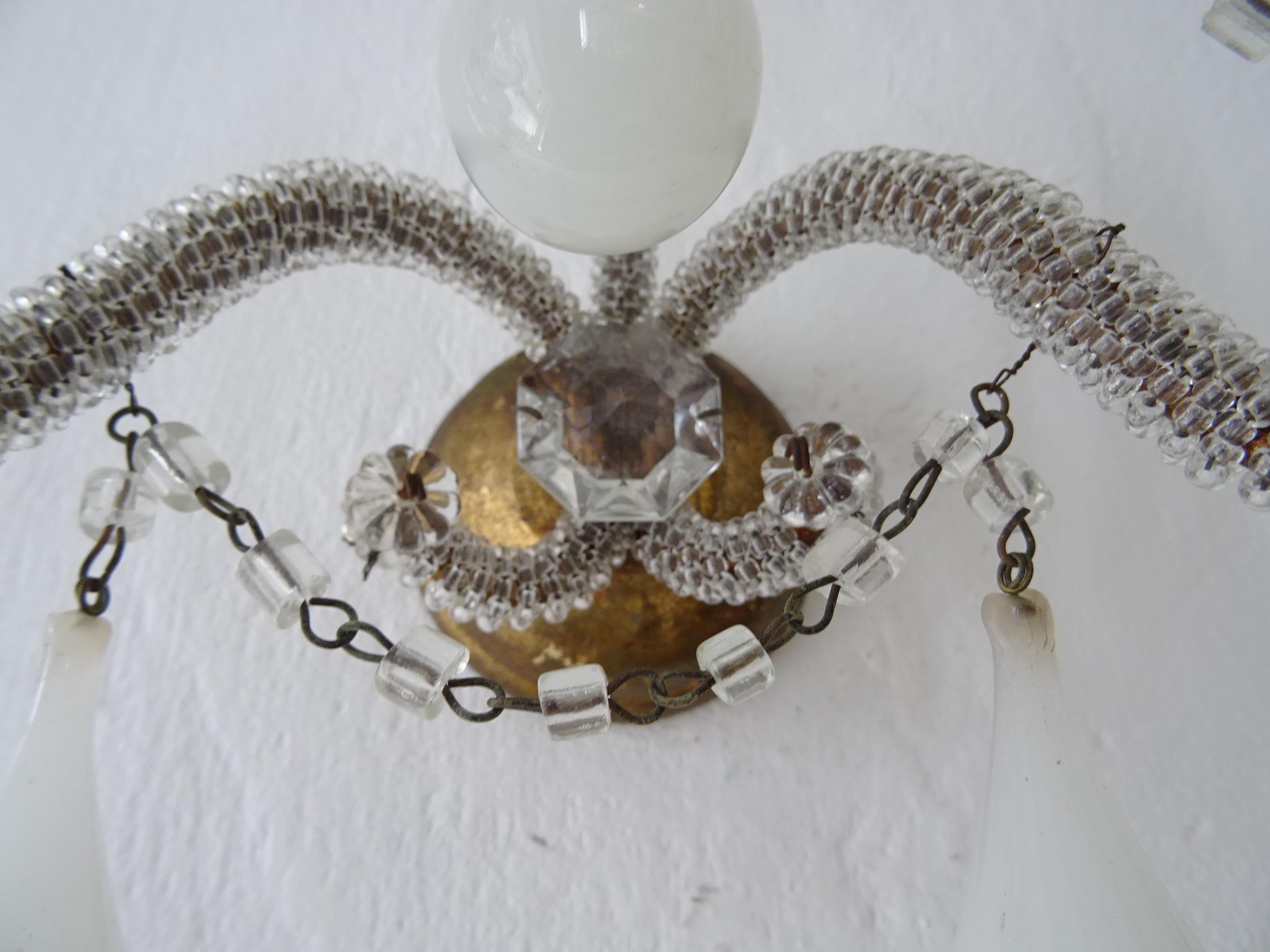 Appliques à 3 lumières françaises en opaline blanche de Murano avec gouttes et micro-perles en cristal, 1900 en vente 1