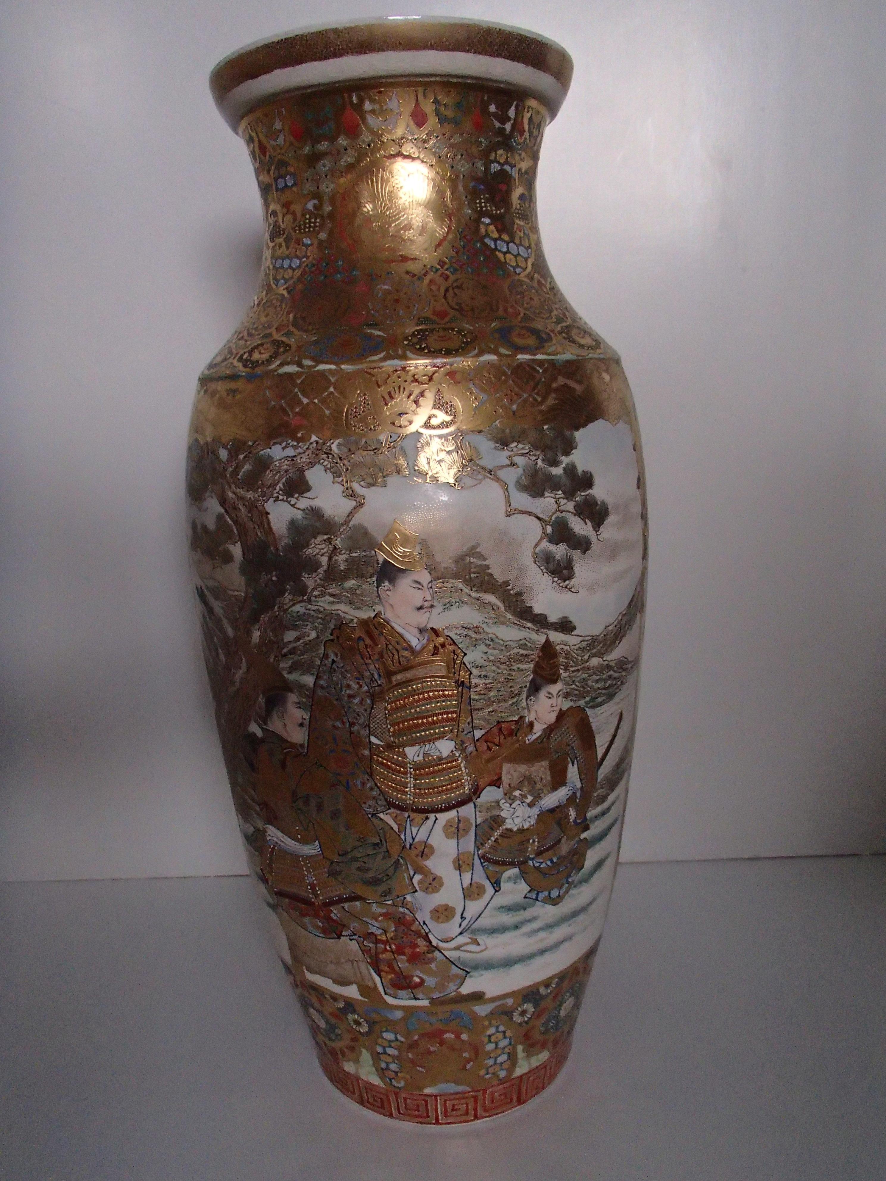 1900 Japanese Satsuma Porcelain Huge Vase with Samurai Scenes For Sale 8