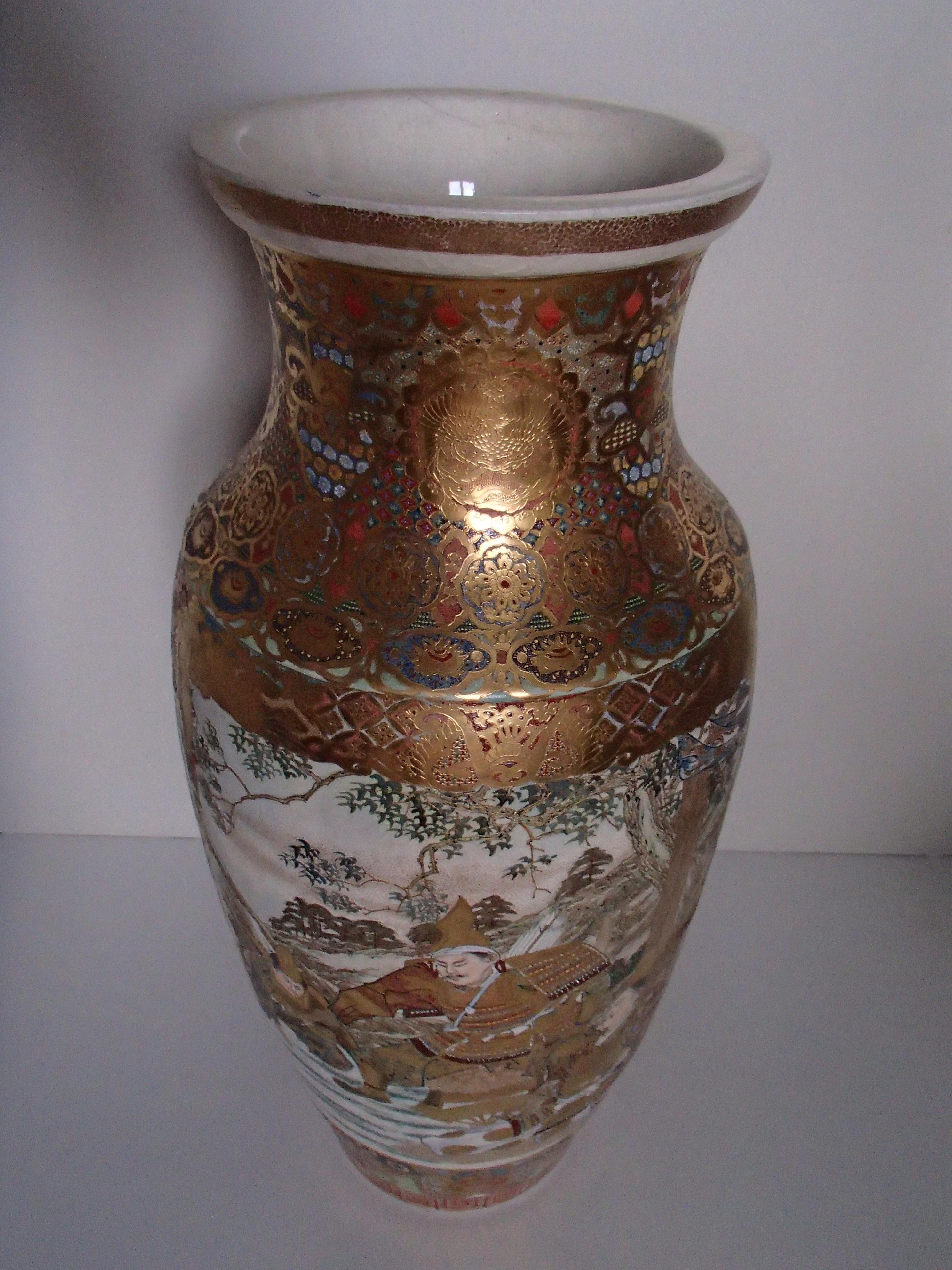 Große japanische Satsuma-Porzellanvase mit Samurai-Szenen aus dem Jahr 1900 im Angebot 13