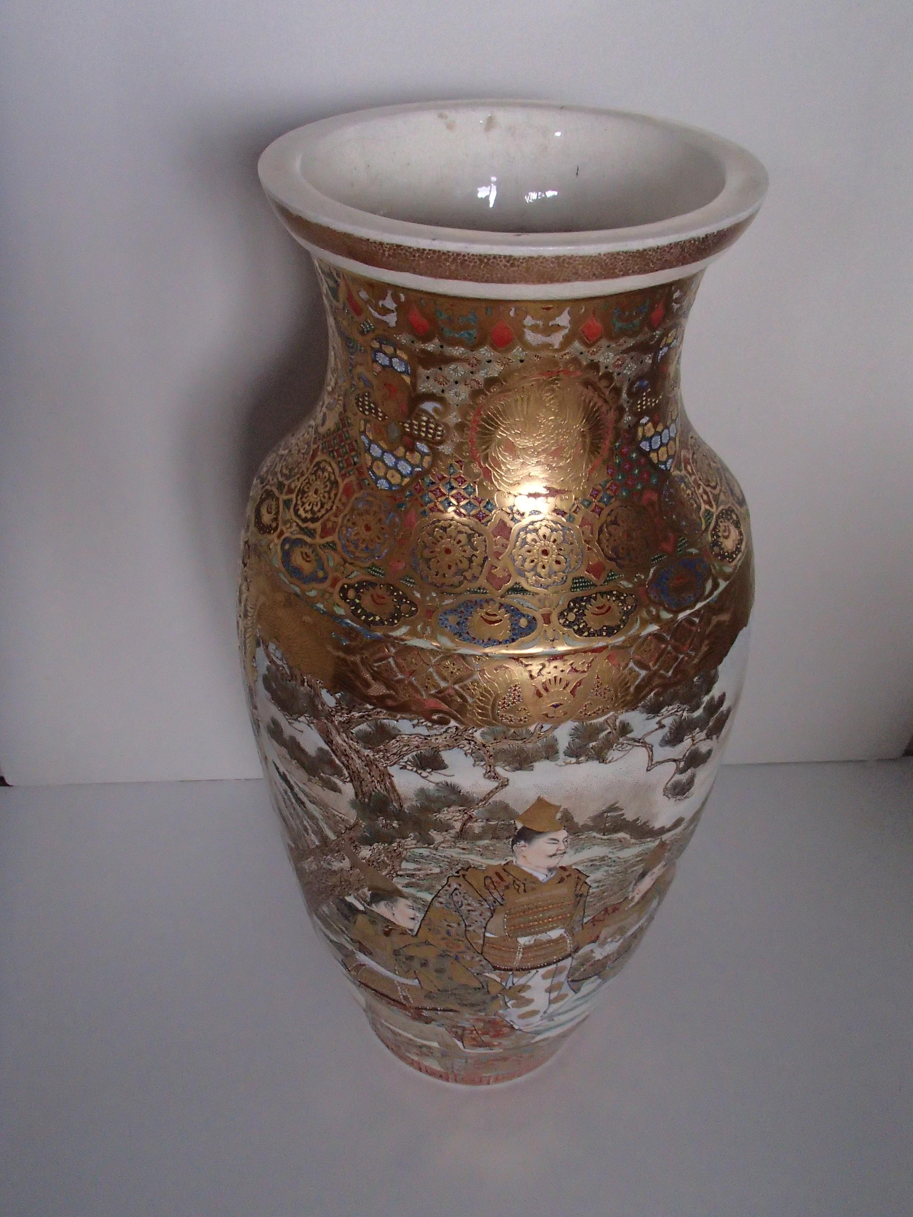 Peint à la main Grand vase japonais en porcelaine de Satsuma représentant des scènes de samouraïs, 1900 en vente