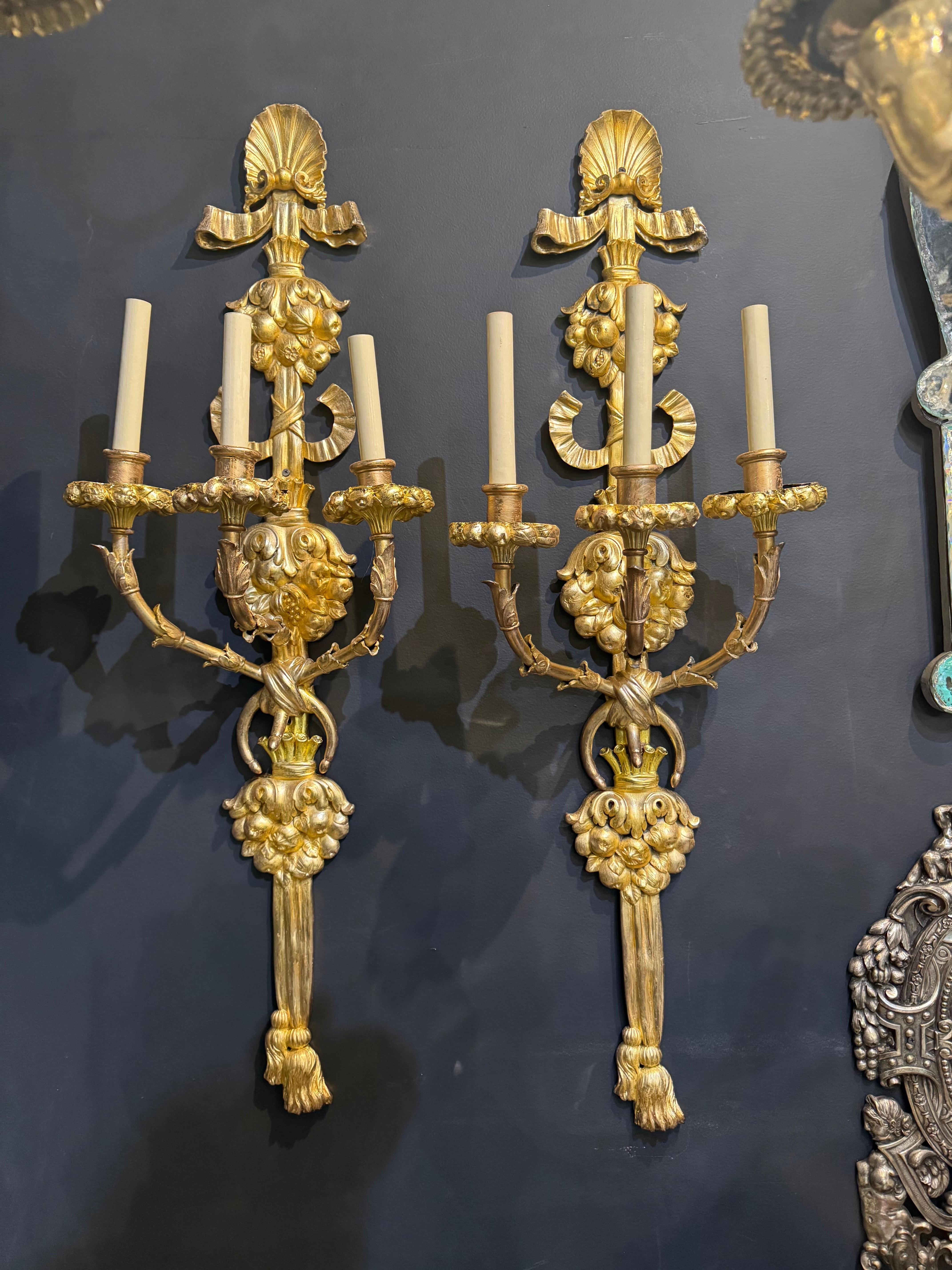 Lámpara de bronce dorado Caldwell 1900 Grande 3 Luces Barroco en venta