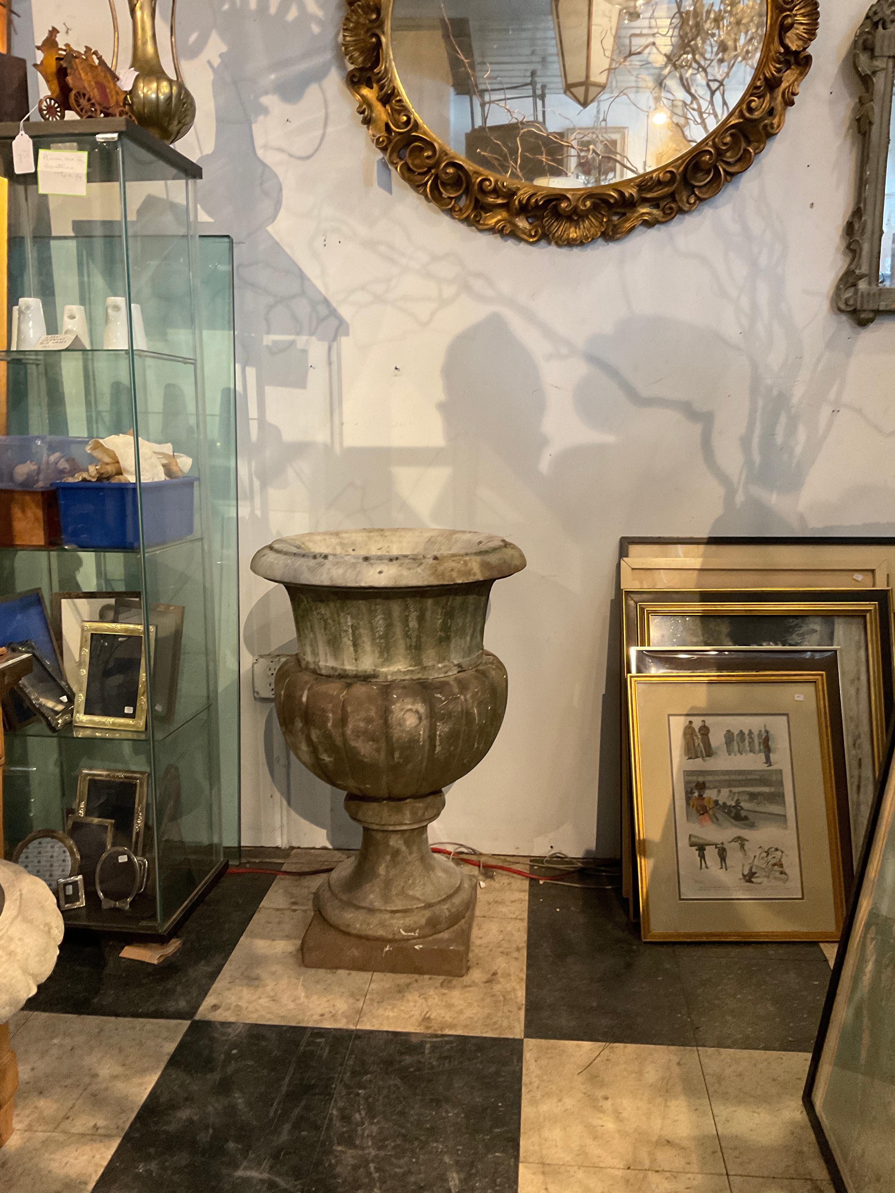 1900  Large Marble Garden Urn In Good Condition For Sale In Tarrytown, NY