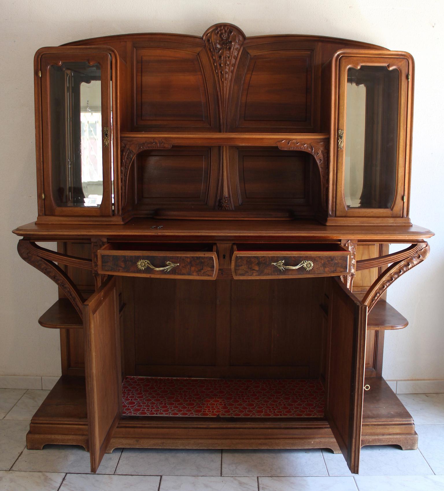 1900 Louis Majorelle Chicorée Esszimmergarnitur in Nussbaum. In perfektem Zustand.
Abmessungen des Buffets: Höhe 200 cm, Breite 188 cm, Tiefe 57 cm
Maße der Servierplatte: Höhe 140 cm, Breite 130 cm, Tiefe 45 cm
Abmessungen des Tisches: Breite