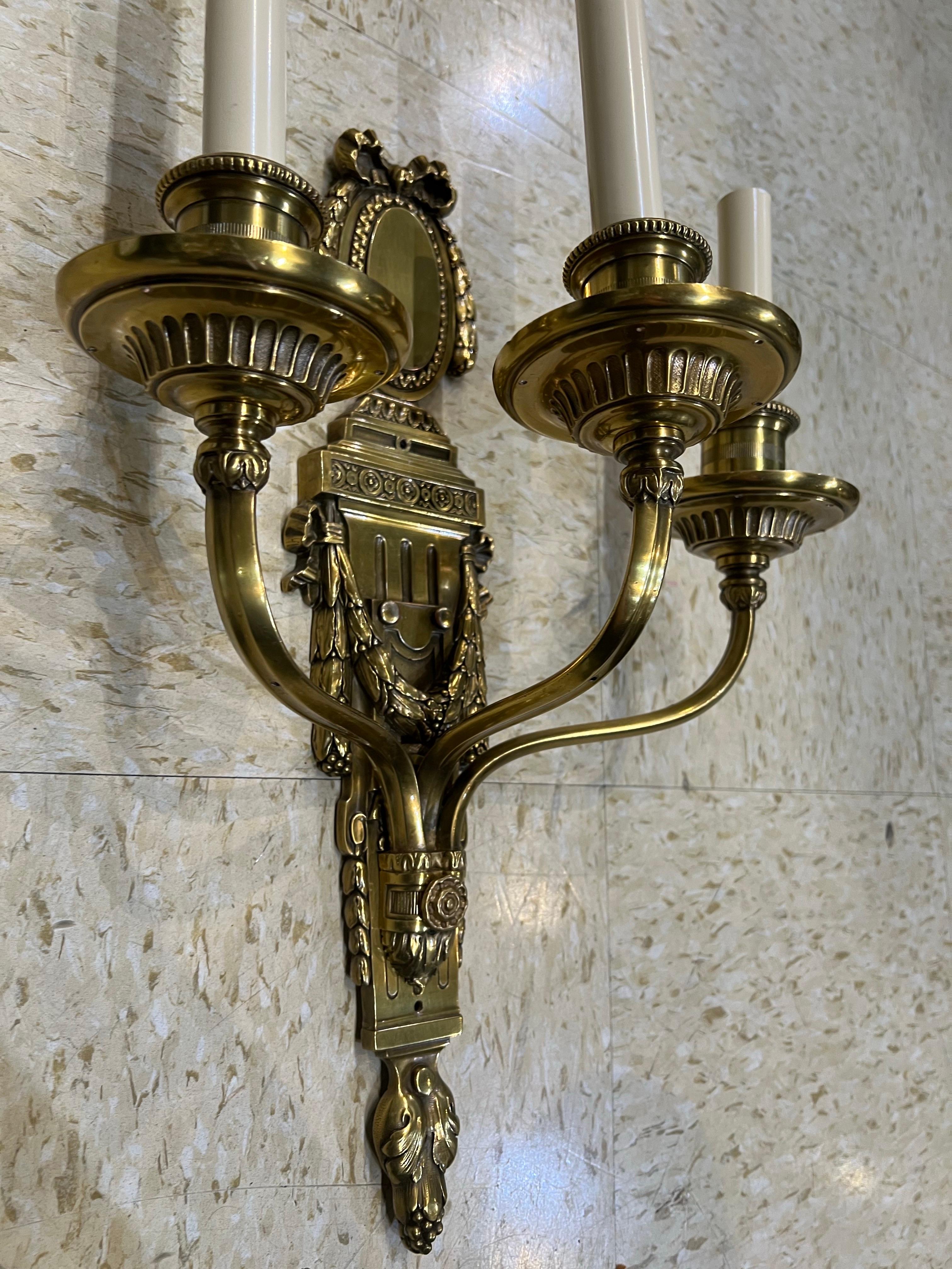 Apliques de bronce dorado de estilo neoclásico Caldwell de 1900 con 3 luces