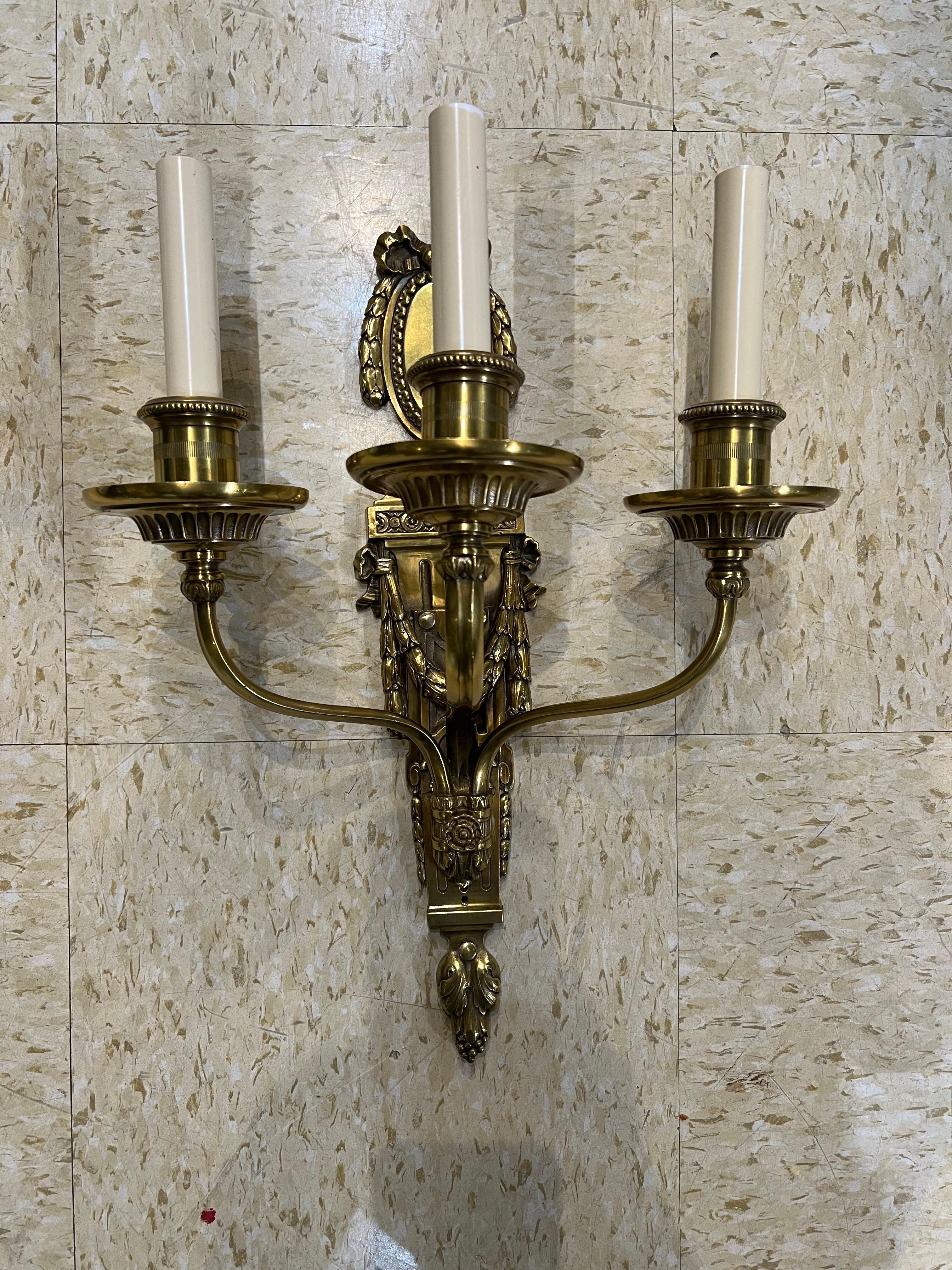 1900 Neoclásico Caldwell Bronce Dorado 3 Luces Apliques en Bueno estado para la venta en New York, NY