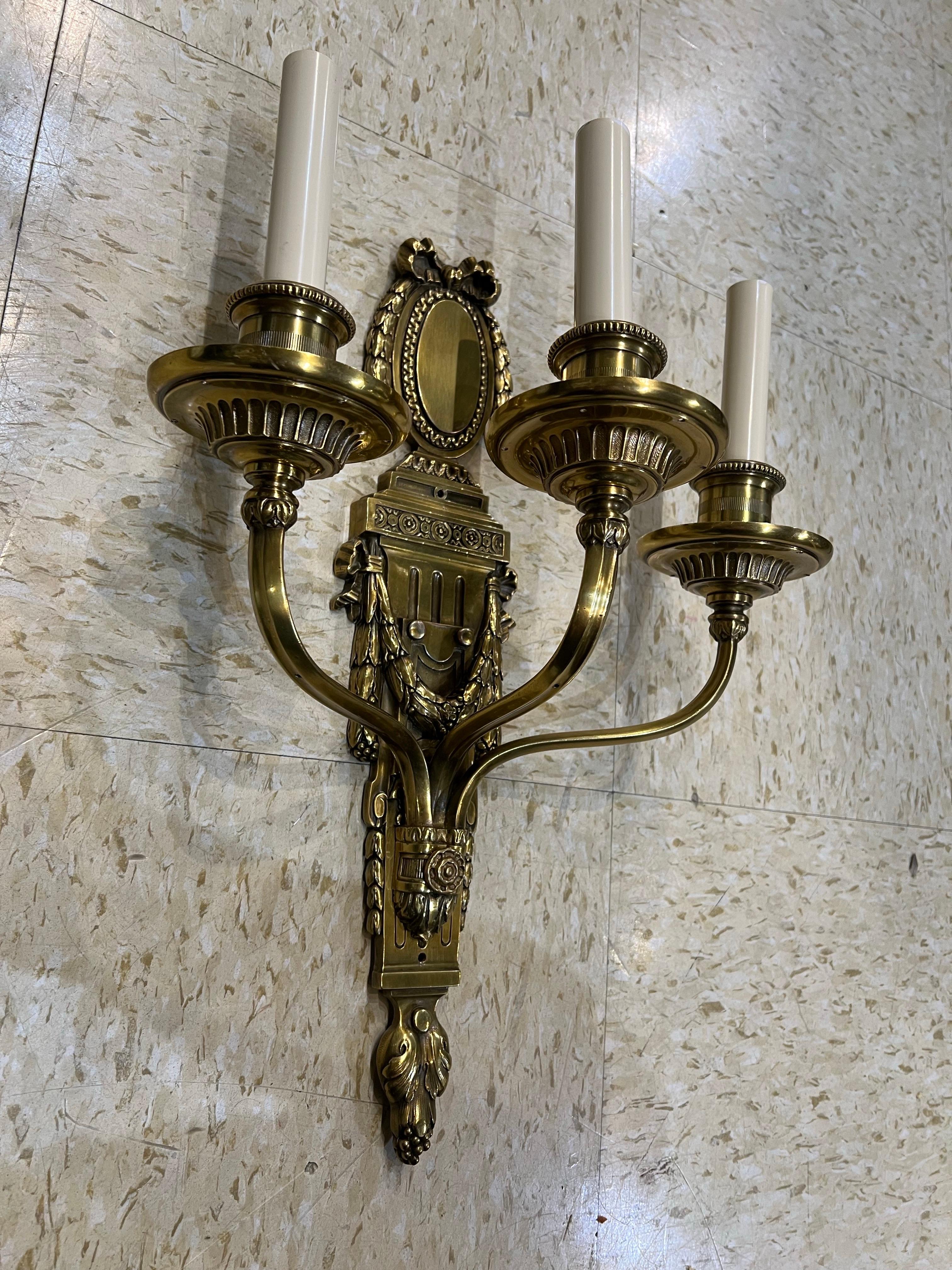 1900 Neoclásico Caldwell Bronce Dorado 3 Luces Apliques en venta 3