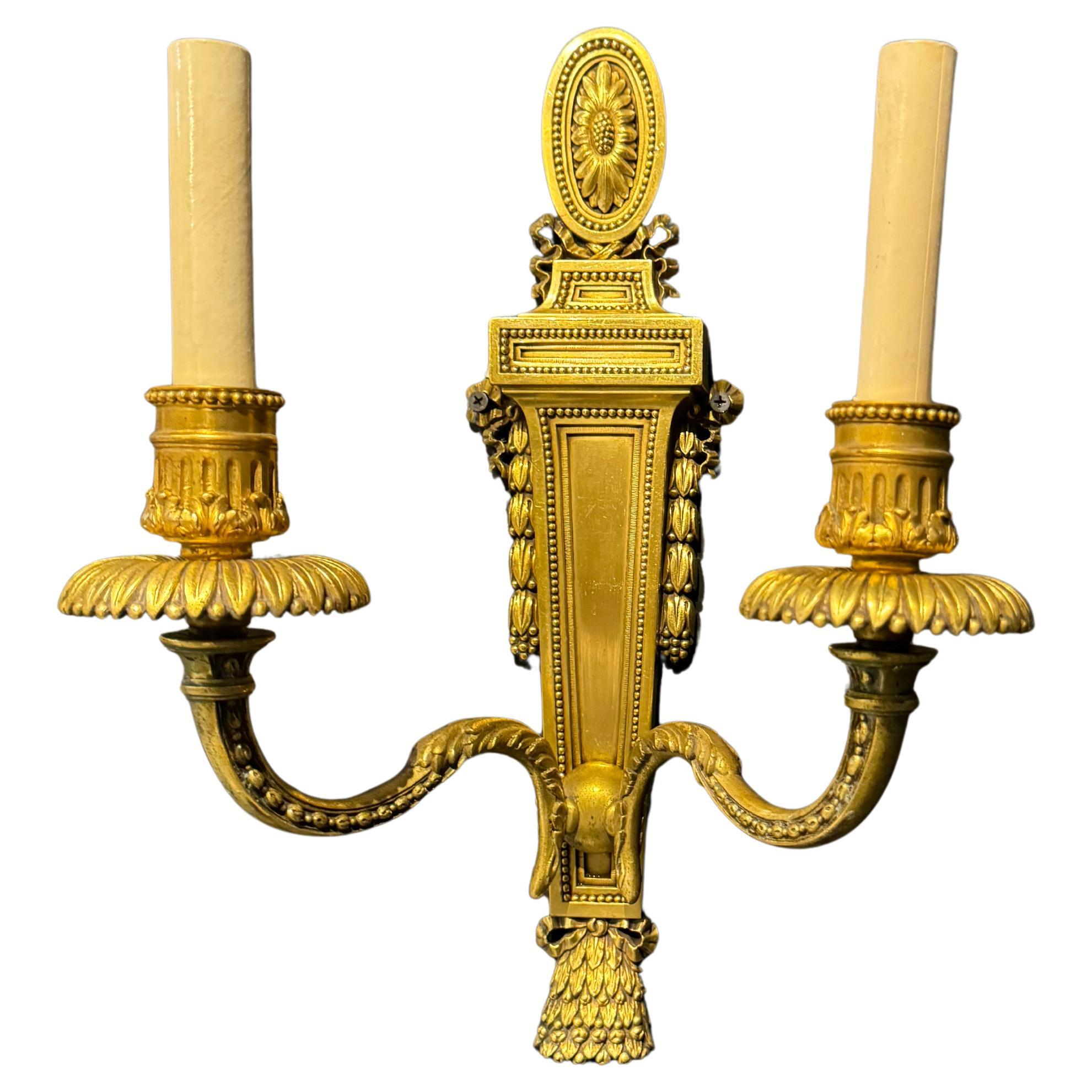 Coppia di appliques in stile neoclassico Caldwell del 1900 circa con medaglione in cima, due luci