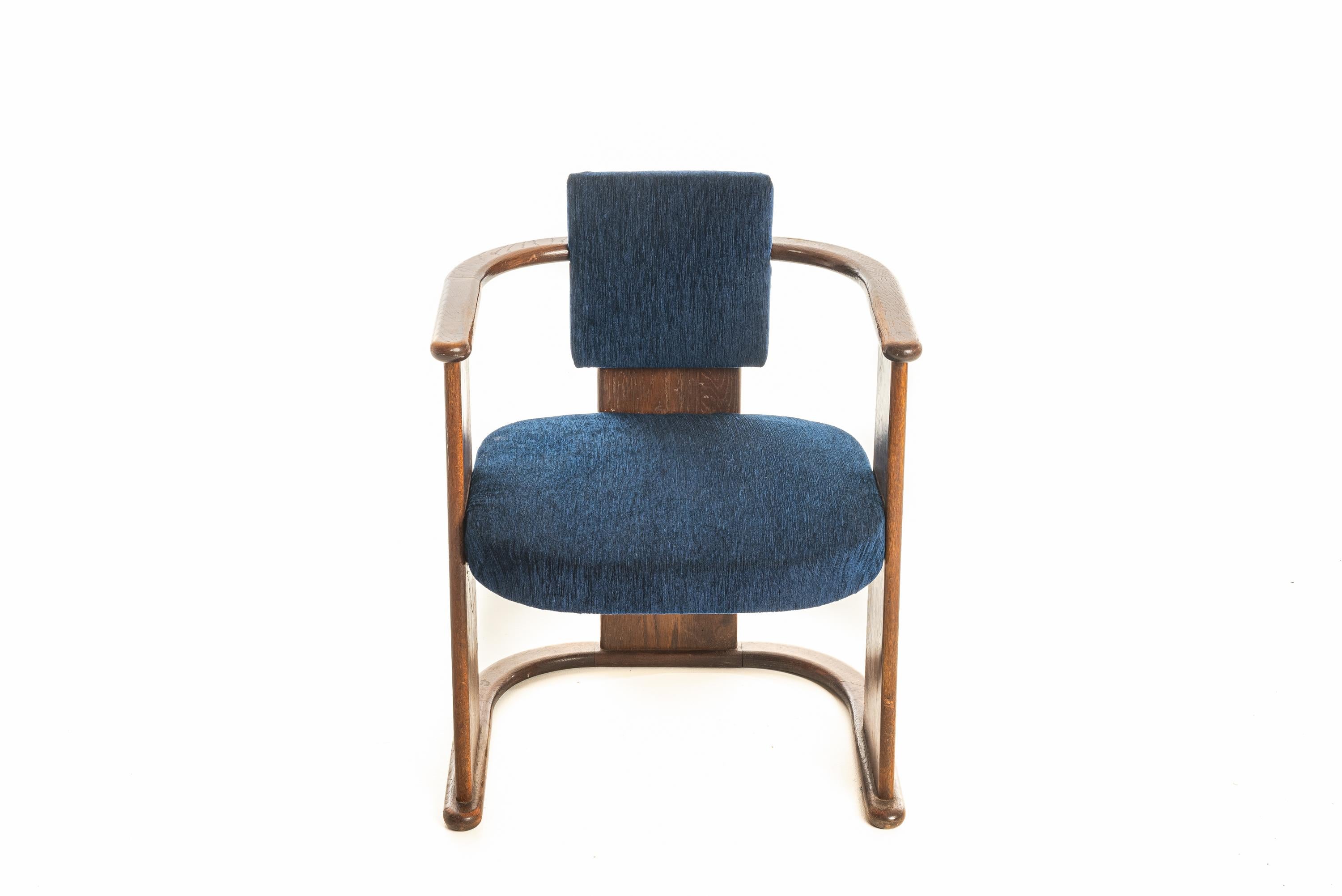 Bon exemple de chaise de style art nouveau,  Cadre en chêne massif. Le cadre est en bon état et solide, la sellerie a été refaite récemment.