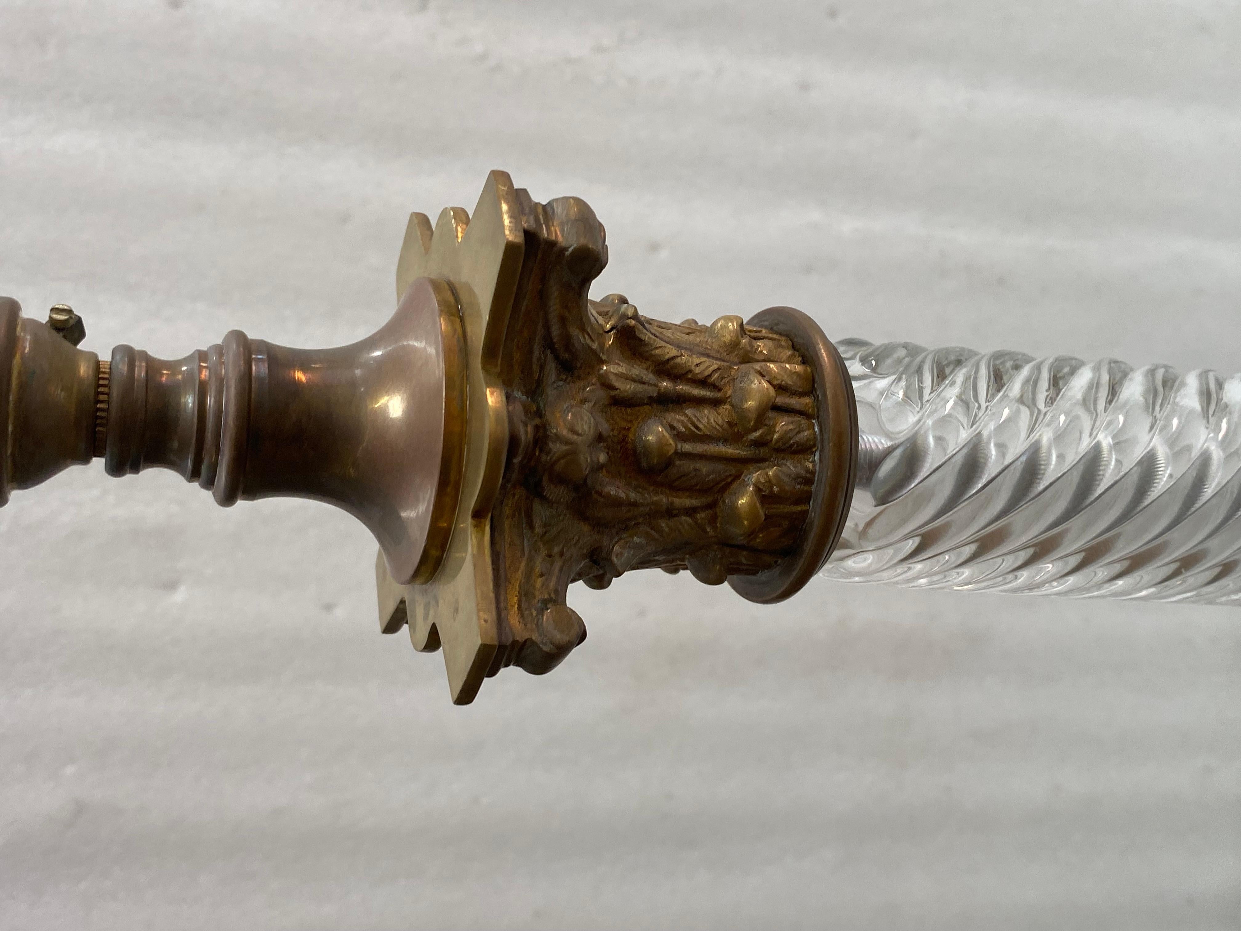 Pareja de lámparas de cristal de Baccarat, modelo Tors, con base y capitel corintio de bronce dorado y patinado, hacia 1900.
condición de uso
Longitud de la base: 15,5 cm.
Anchura de la base: 15,5 cm.
Altura total: 58 cm.
Altura hasta la parte