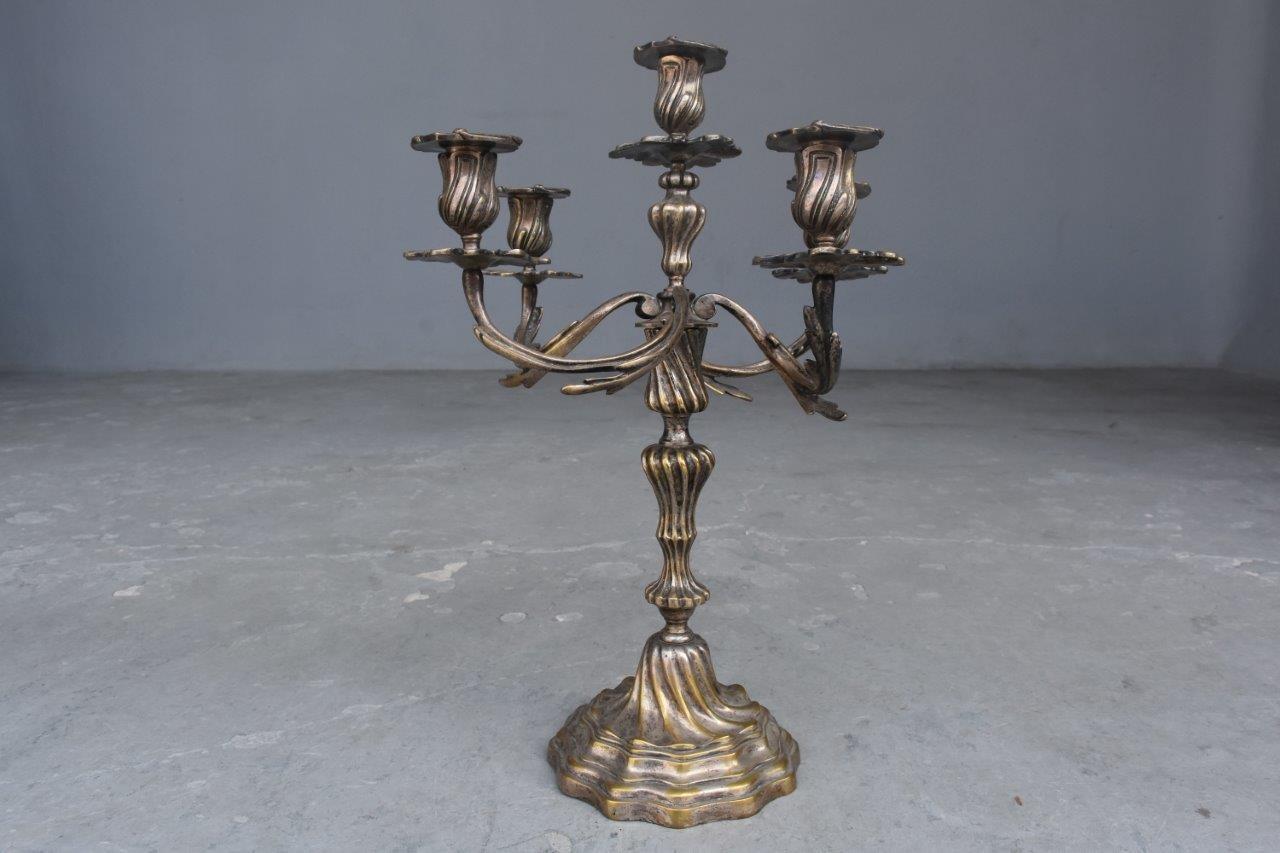Français Paire de chandeliers de style Louis XV en métal argenté à 6 feux, 1900 en vente