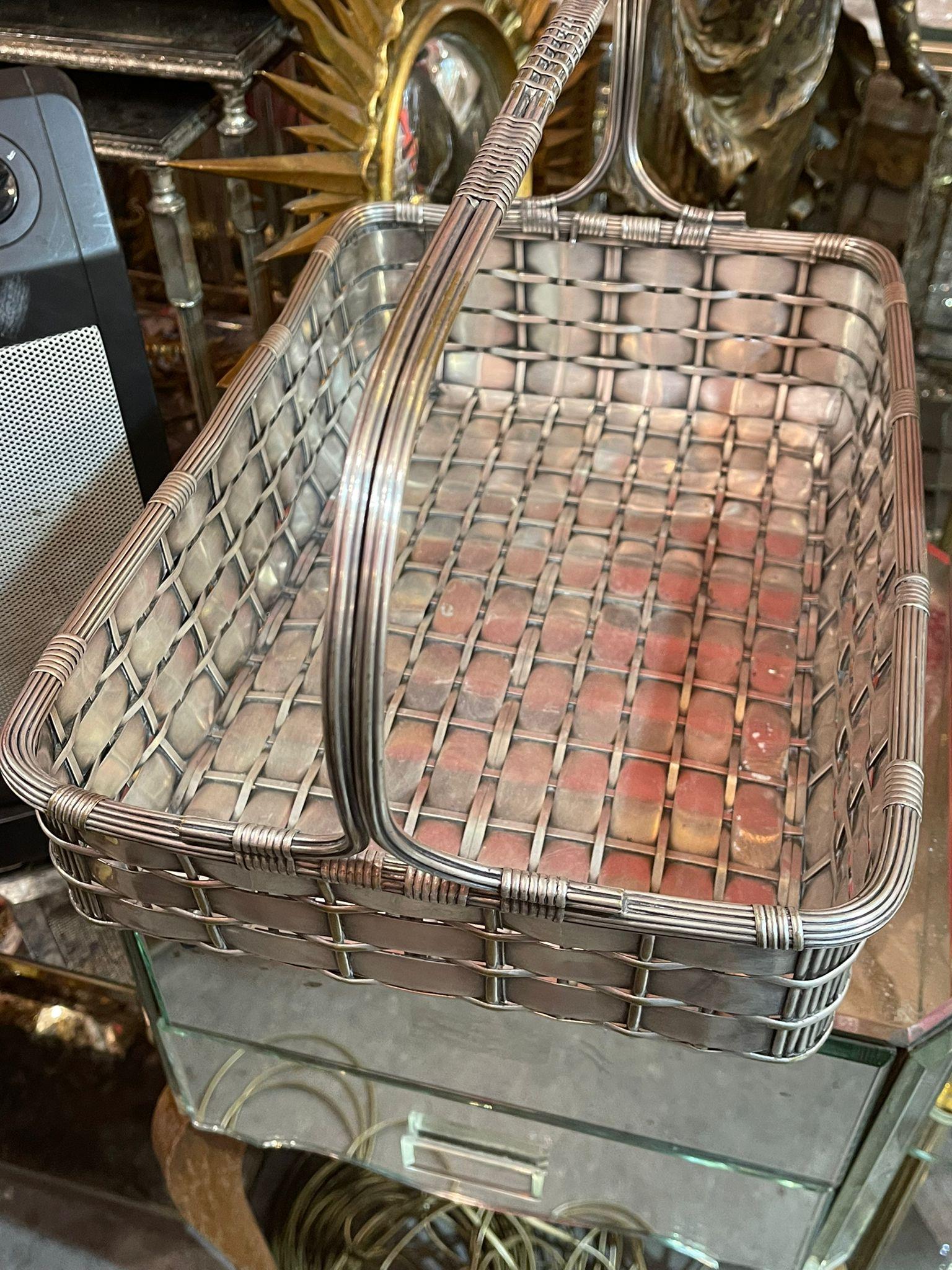 1900 ‘Pair of Presentation Baskets in Silvered Metal from Parisian Palace For Sale 10