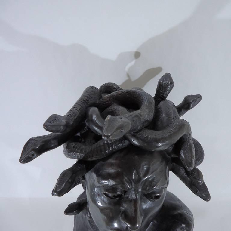 Gorgon - Medusa bronze sculpture by Paul Debois (Nogent-sur-Seine 1829-Paris 1905) on a marble base.
This great artist studied in Rome, where he was fascinated by the works of the great artists of the Rinascimeto, which he then imitated in his