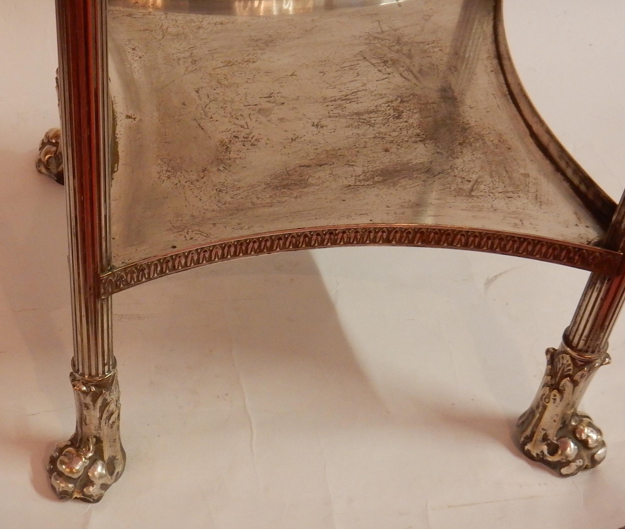 Tavolo con piedistallo in metallo argentato, marmo verde mare, ghirlande, gambe che terminano con zampe di leone, circa 1900, condizioni d'uso. Misure: Diametro 51 cm.