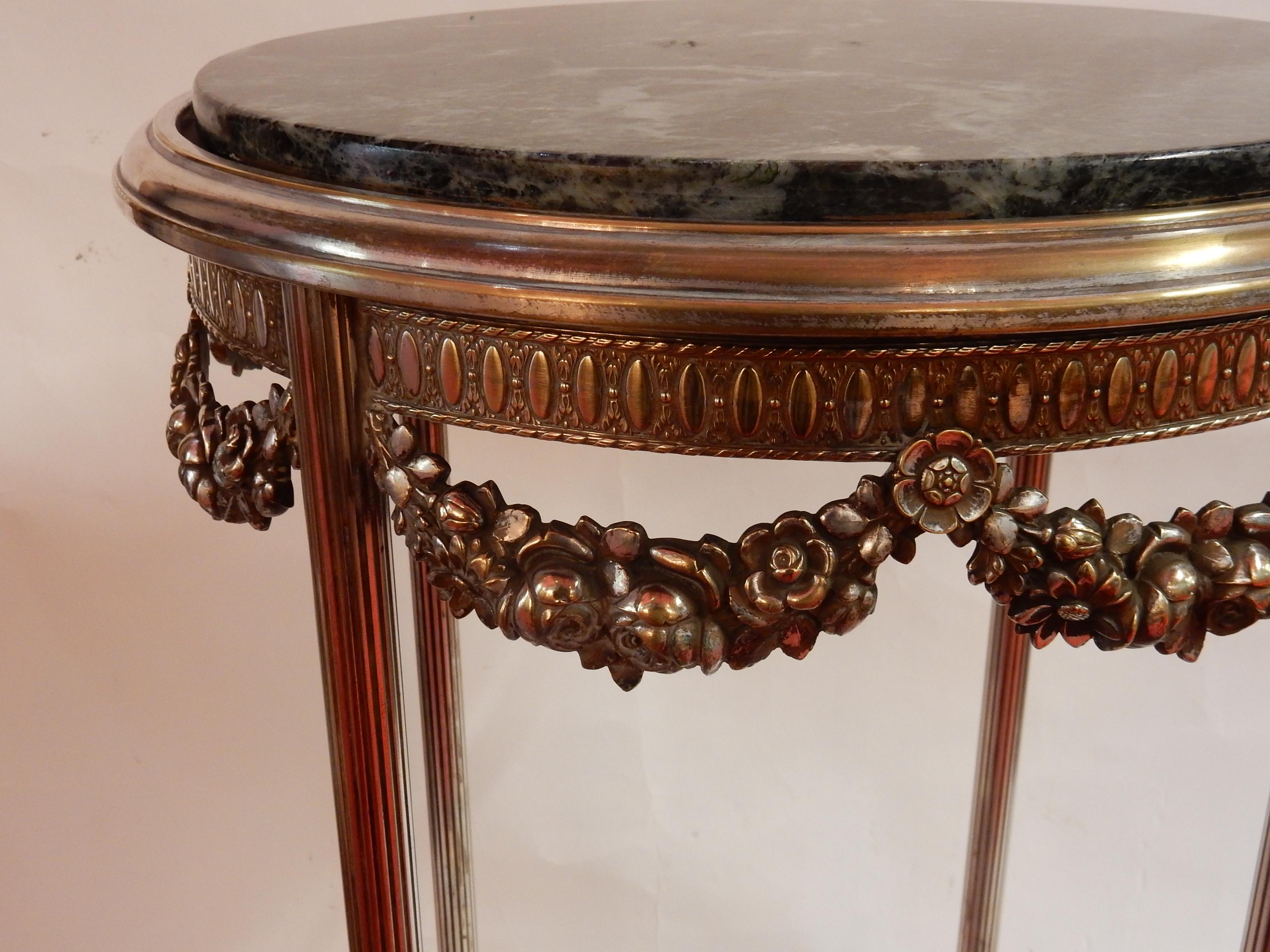 Neoclassico Tavolo con piedistallo 1900 in metallo argentato e marmo verde in vendita