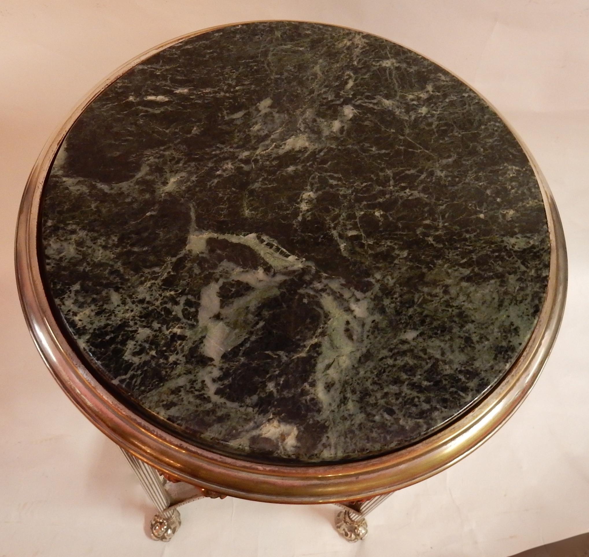 1900 Sockeltisch aus silbernem Metall:: grüner Marmor (Versilbert) im Angebot