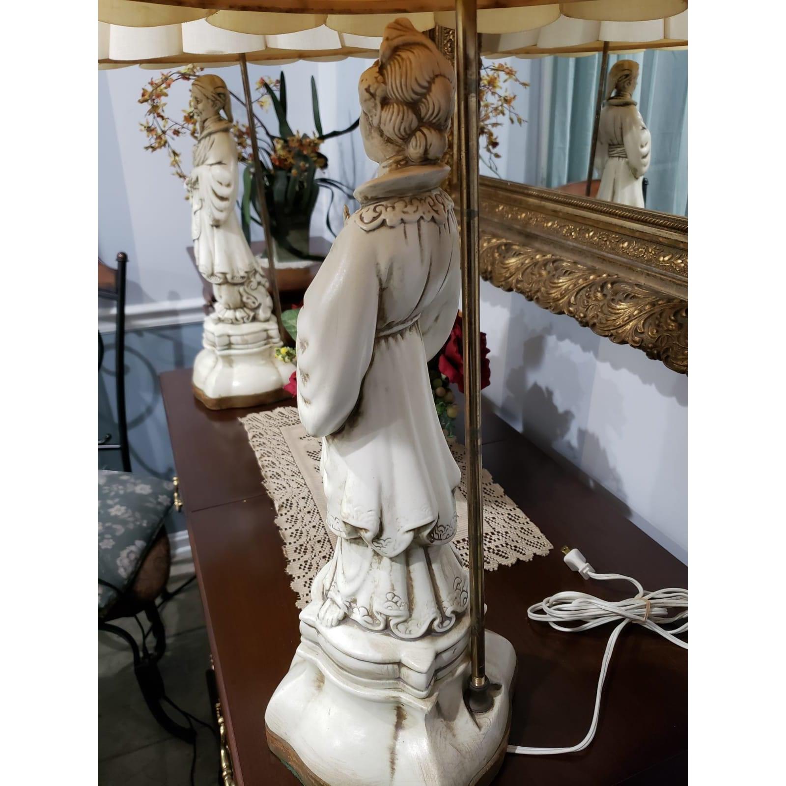 Porcelaine Paire de lampes à statue en porcelaine de 1900 en vente