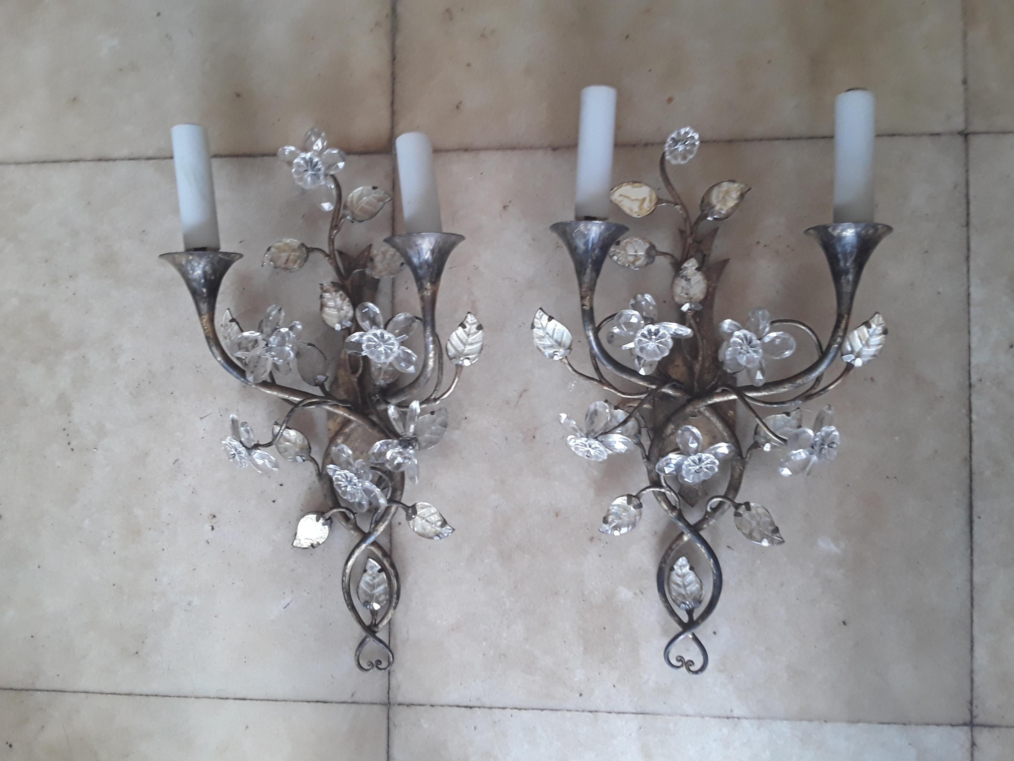 c1900 Par de Lámparas de Pared Francesas Antiguas Art Nouveau de Hierro Doblado con Forma Floral de Cristal Tallado. Pétalos de hoja de cristal con flor de cristal tallado trepando por enredaderas entrelazadas. Fabricado por Maison Bagues París.