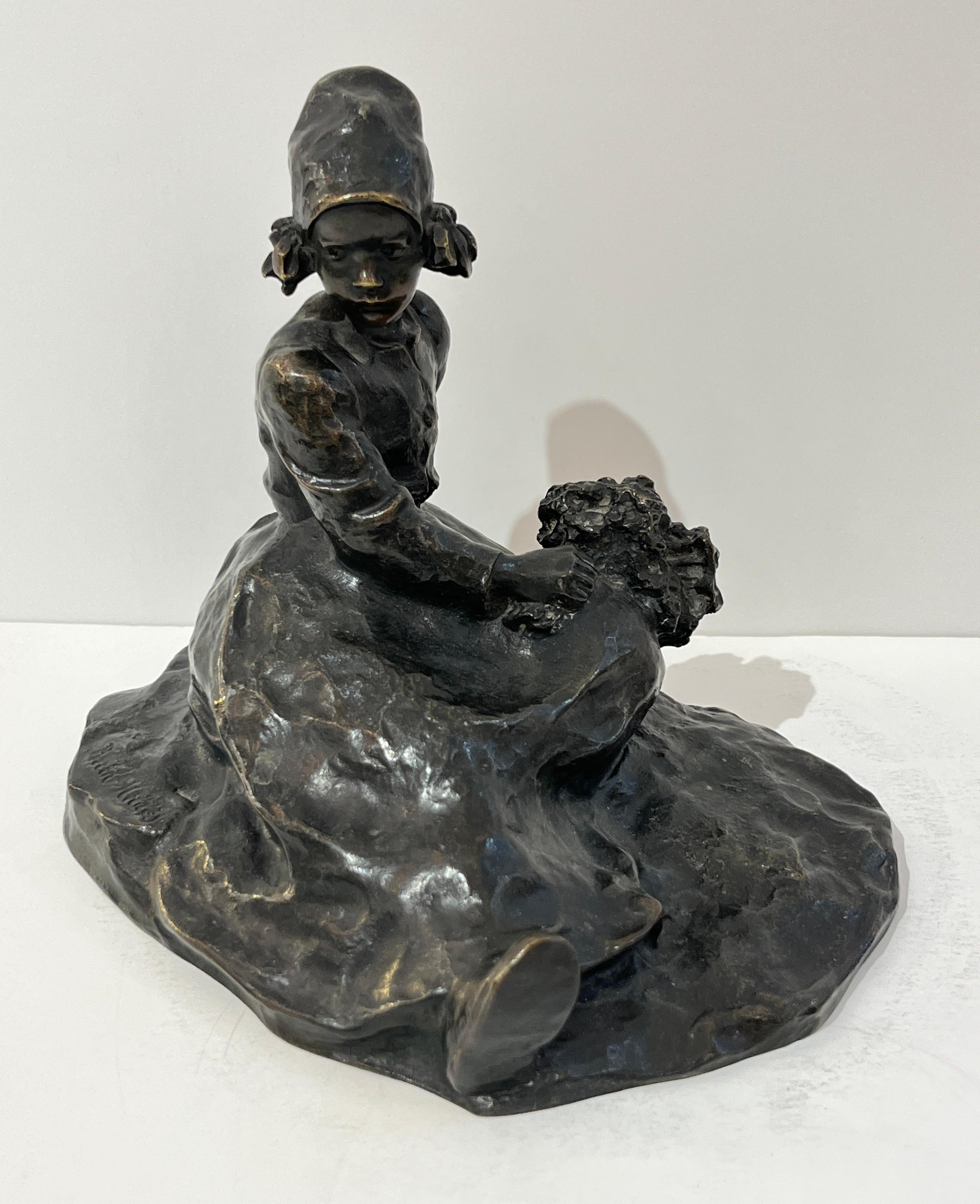 La scultura in bronzo di Ruth Milles (1873-1941), risalente agli inizi del XX secolo, cattura magnificamente l'espressione delicata e introspettiva di una giovane ragazza seduta con un mazzo di fiori raccolto. Firmata Ruth Milles, l'opera