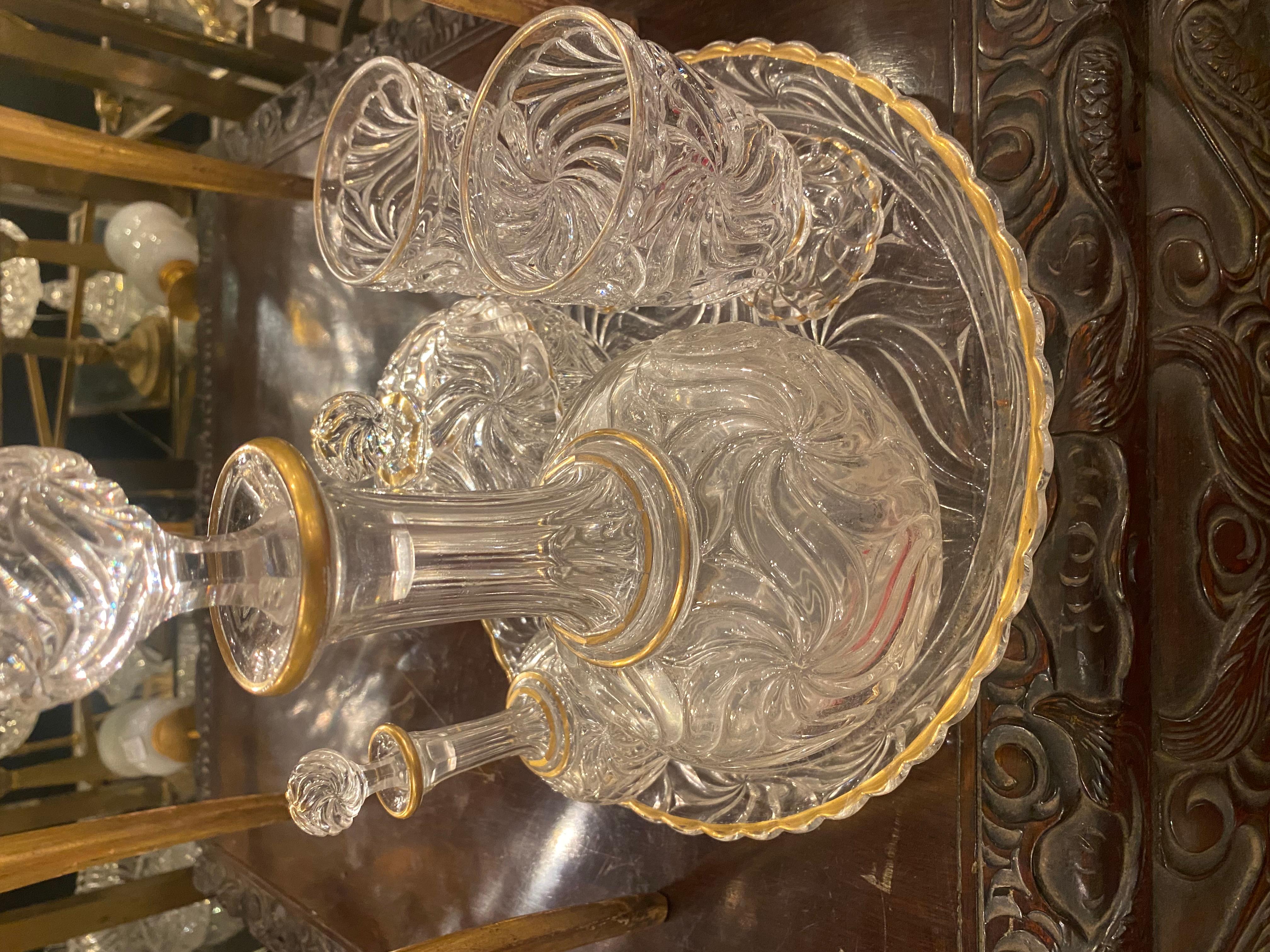 Nachtservice aus Baccarat-Kristall, signiert und vergoldet
1 runde Schale, Durchmesser 29 cm
2 Dekanter
2 Gläser
1 Bonbondose
Bedingung für die Nutzung
Dekor Seestern 