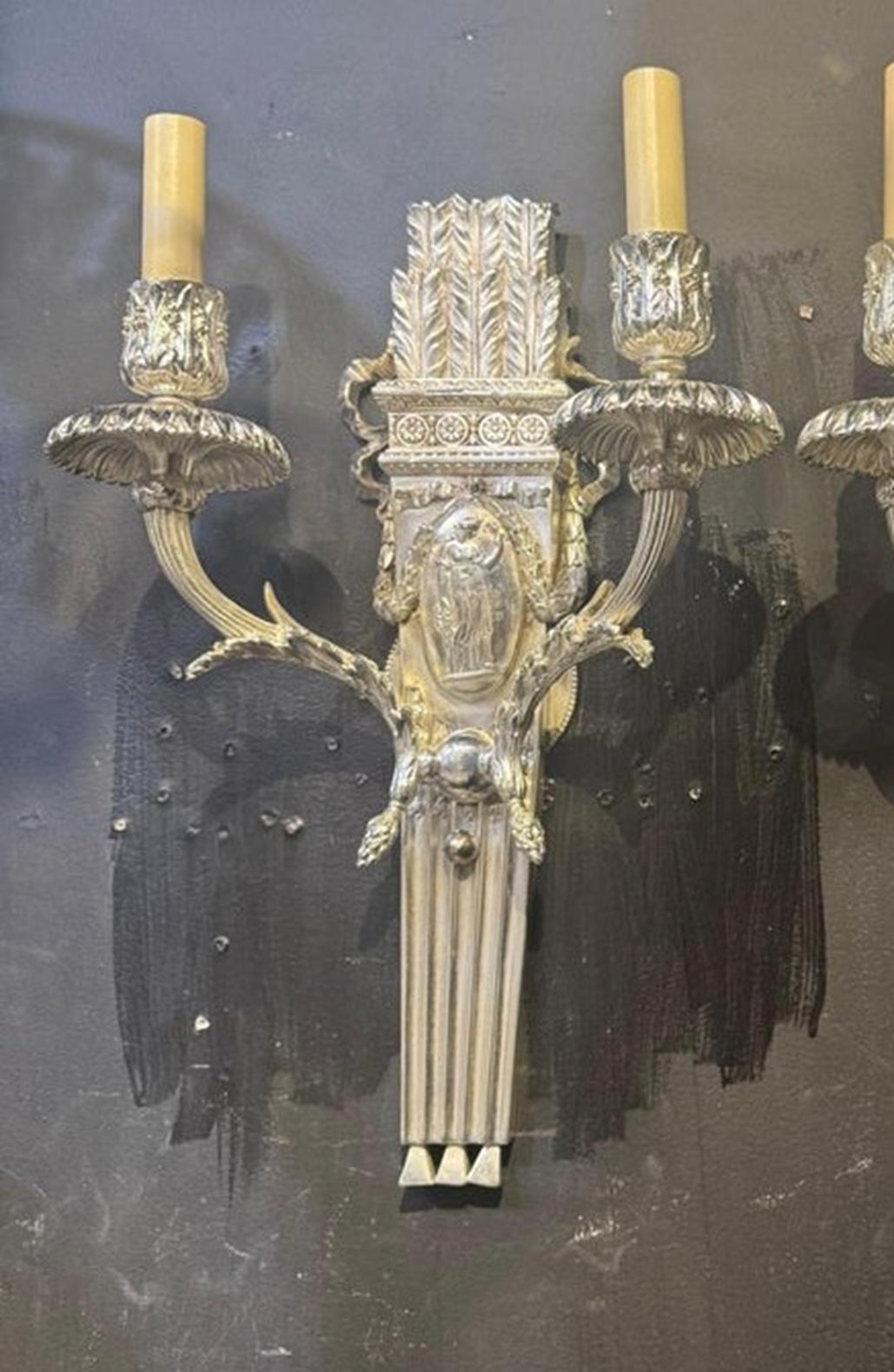 Argentato Applique neoclassiche Caldwell placcate in argento in vendita