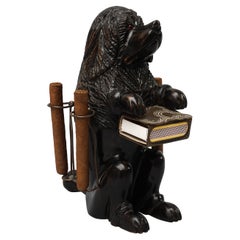 Porte-cigares et boîte à allumettes en bois de tilleul sculpté de la Forêt-Noire suisse de 1900 avec chien de chasse