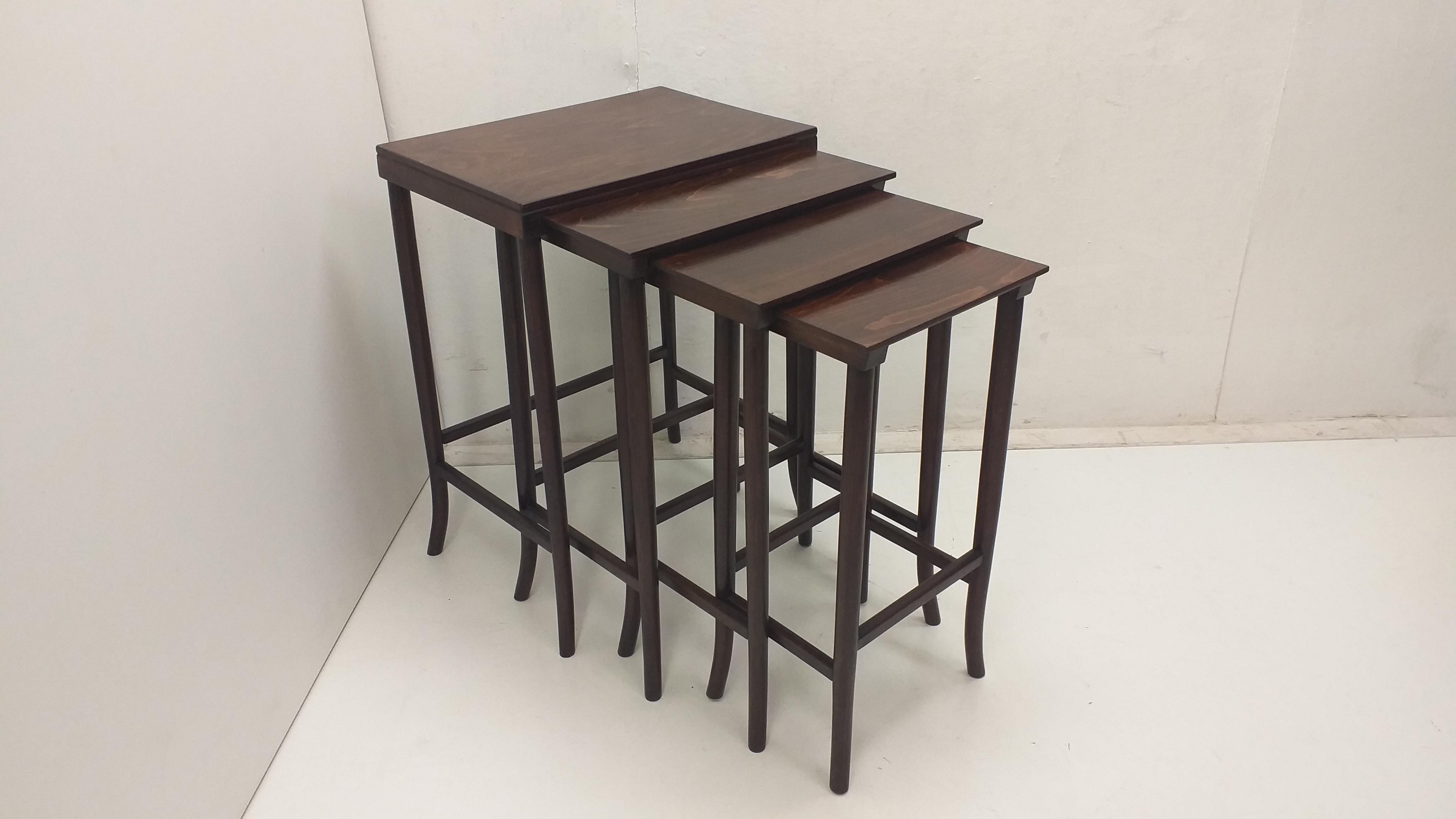 - 4 pezzi di tavoli in legno che scorrono l'uno nell'altro. 
- Dimensioni dal più grande 1° altezza 75cm, larghezza 57cm, profondità 39cm. 2. Altezza 73 cm, larghezza 51 cm, profondità 37 cm. 3. Altezza 70 cm, larghezza 43 cm, profondità 33 cm. 4.