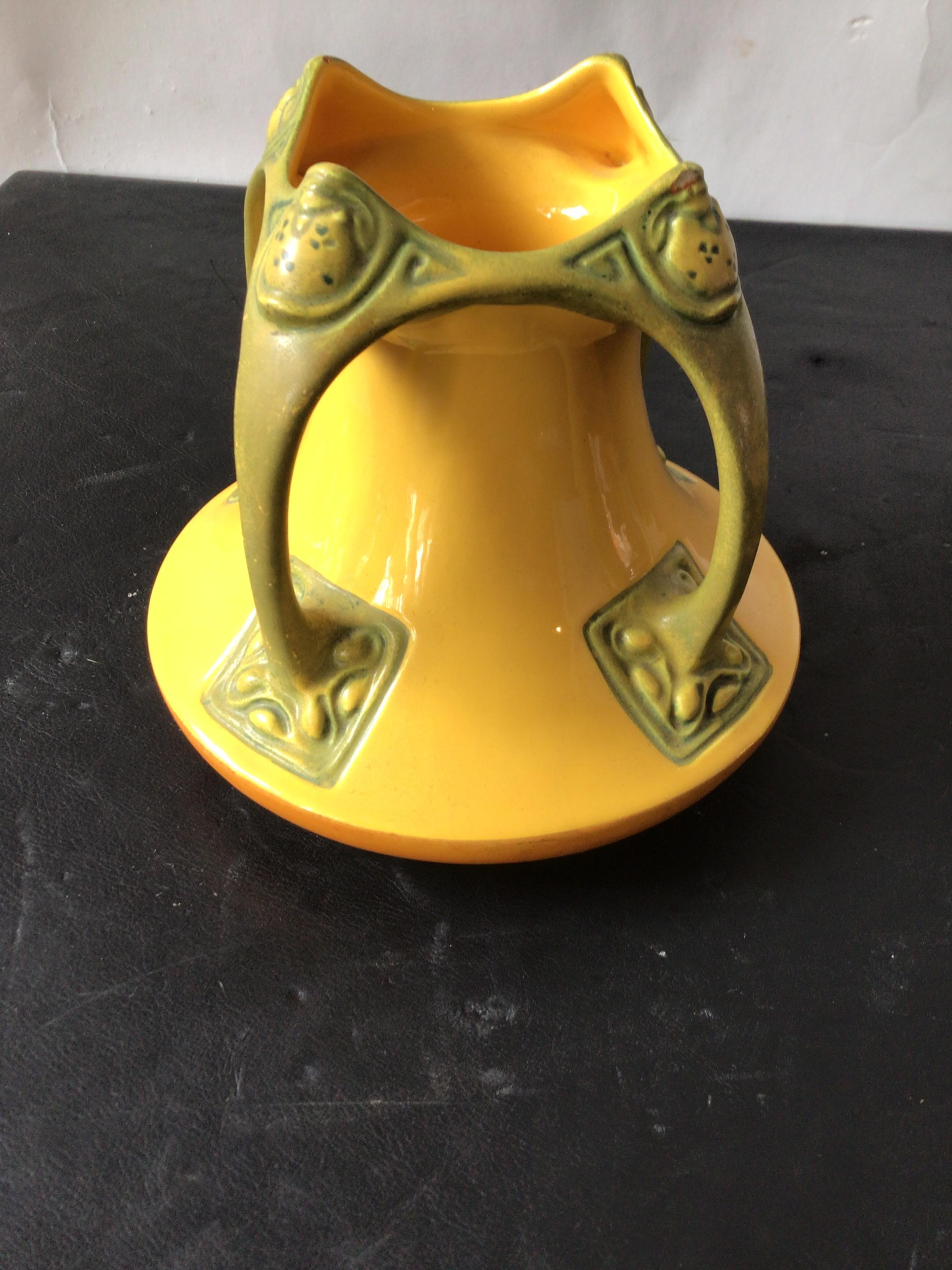 Vase autrichien Teplitz jaune 1900 Bon état - En vente à Tarrytown, NY