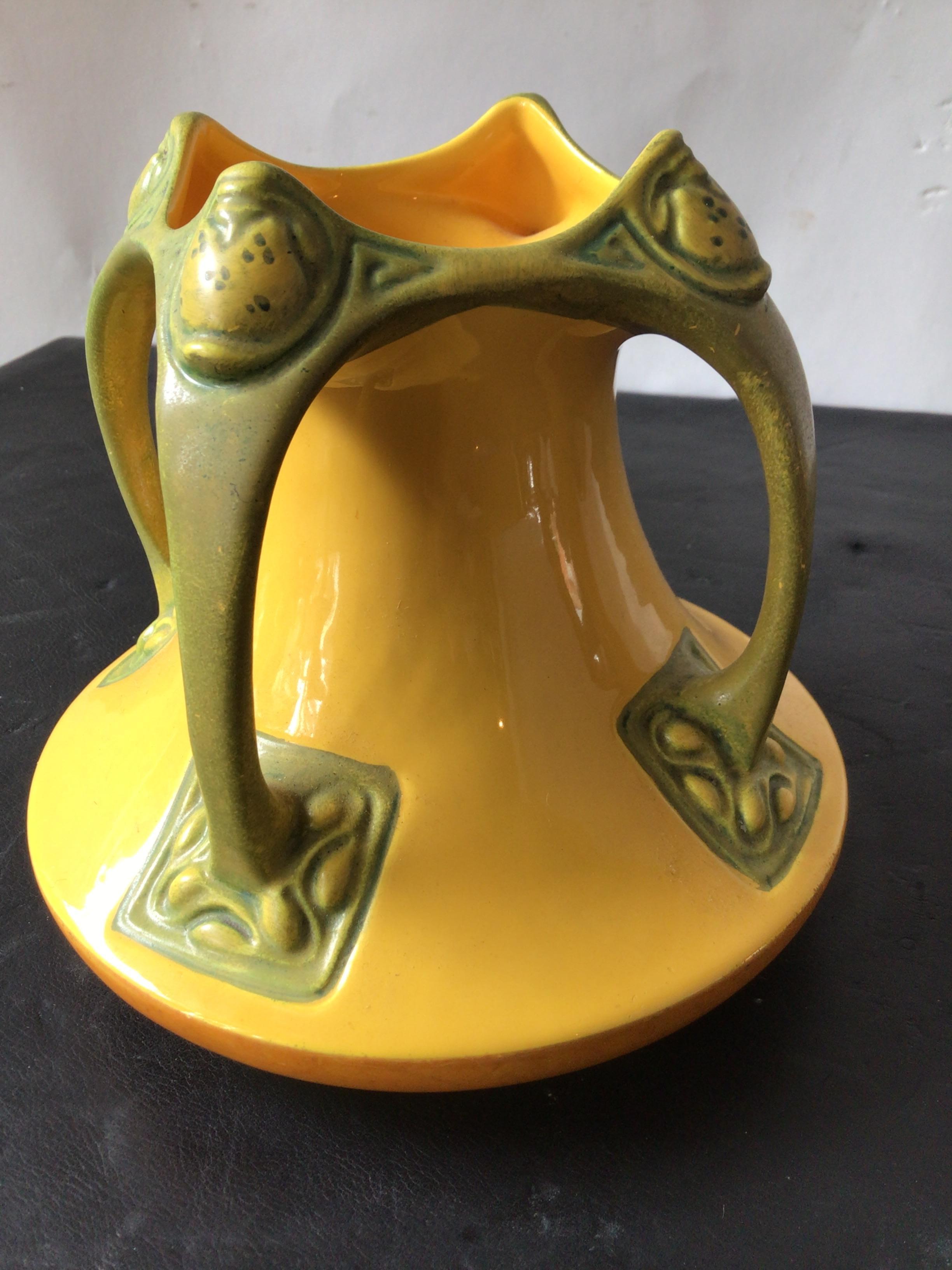 Début du 20ème siècle Vase autrichien Teplitz jaune 1900 en vente