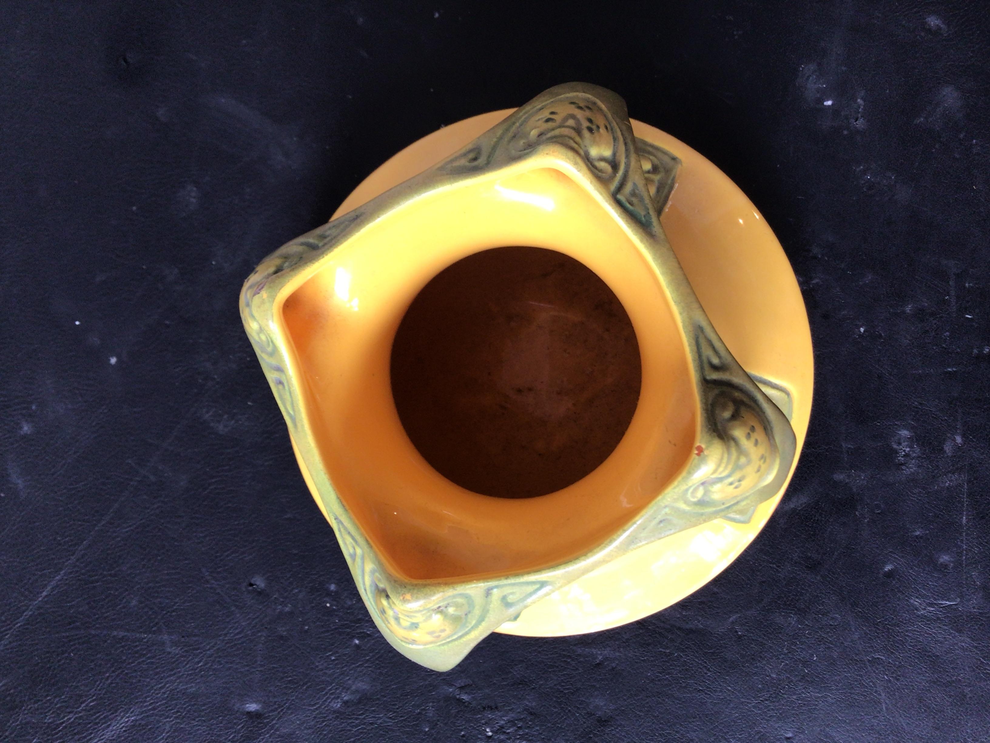 Céramique Vase autrichien Teplitz jaune 1900 en vente