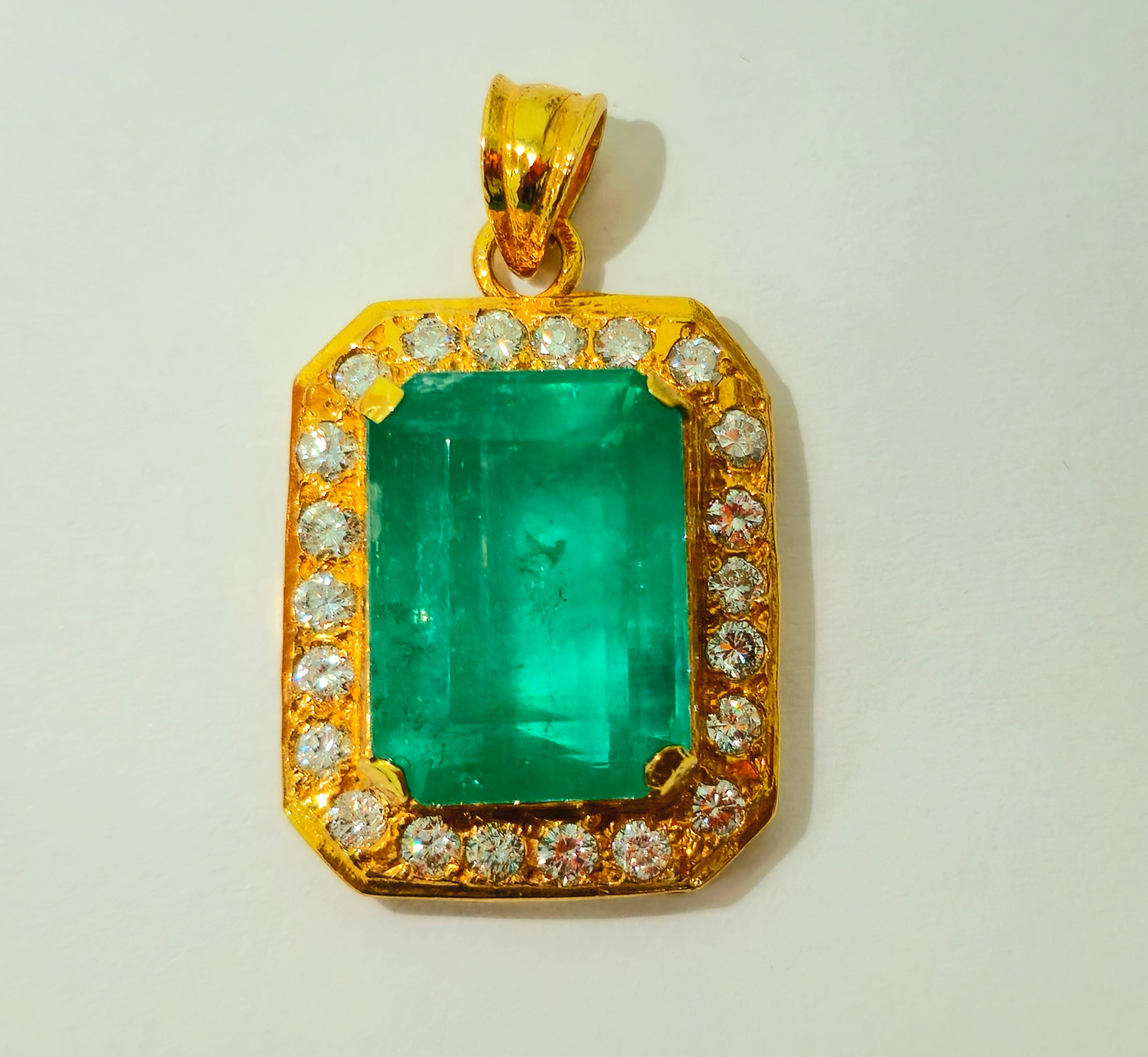 Art Nouveau 19.00ct Emerald And Diamond Pendant Necklace. For Sale
