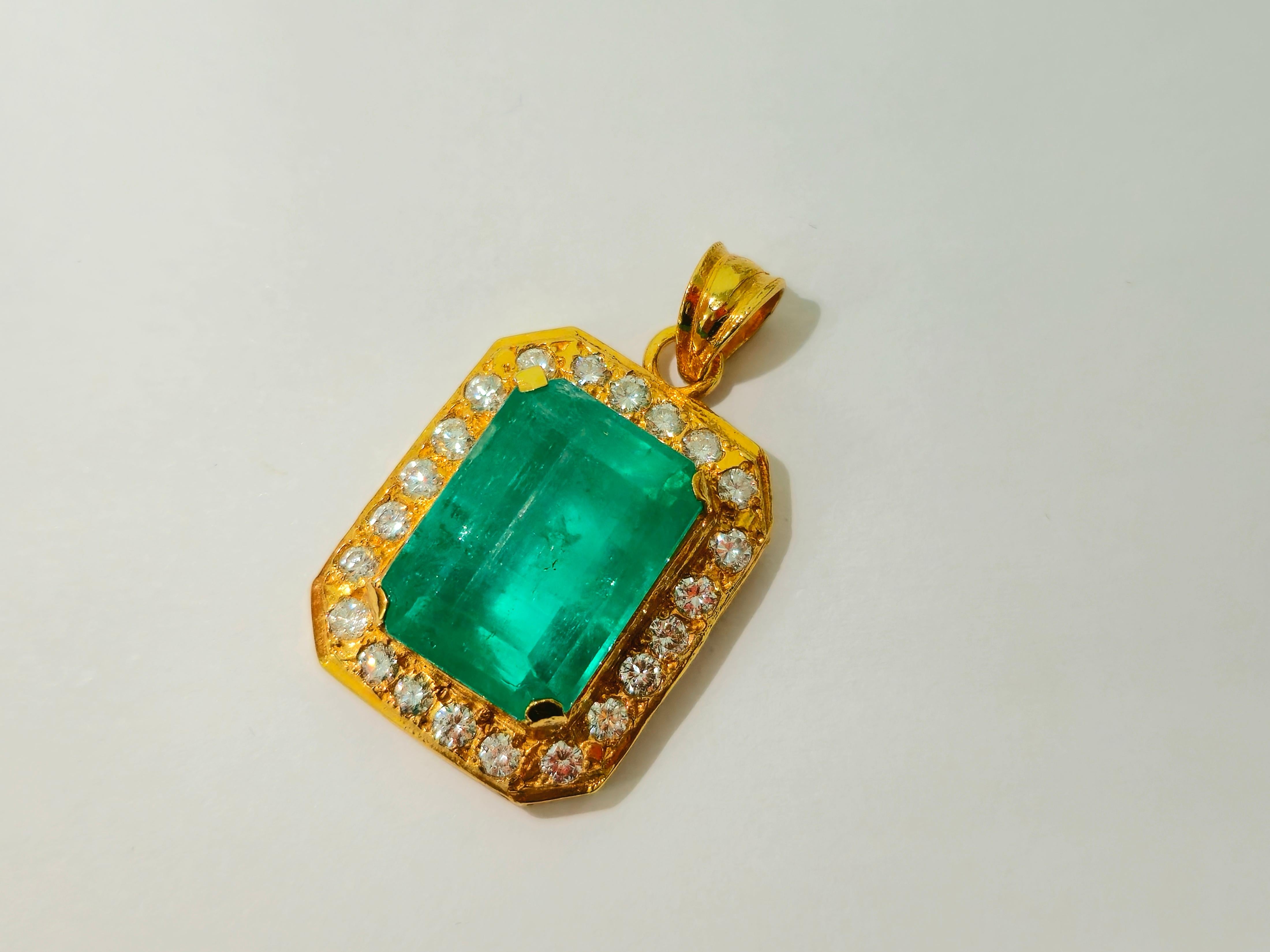Emerald Cut 19.00ct Emerald And Diamond Pendant Necklace. For Sale