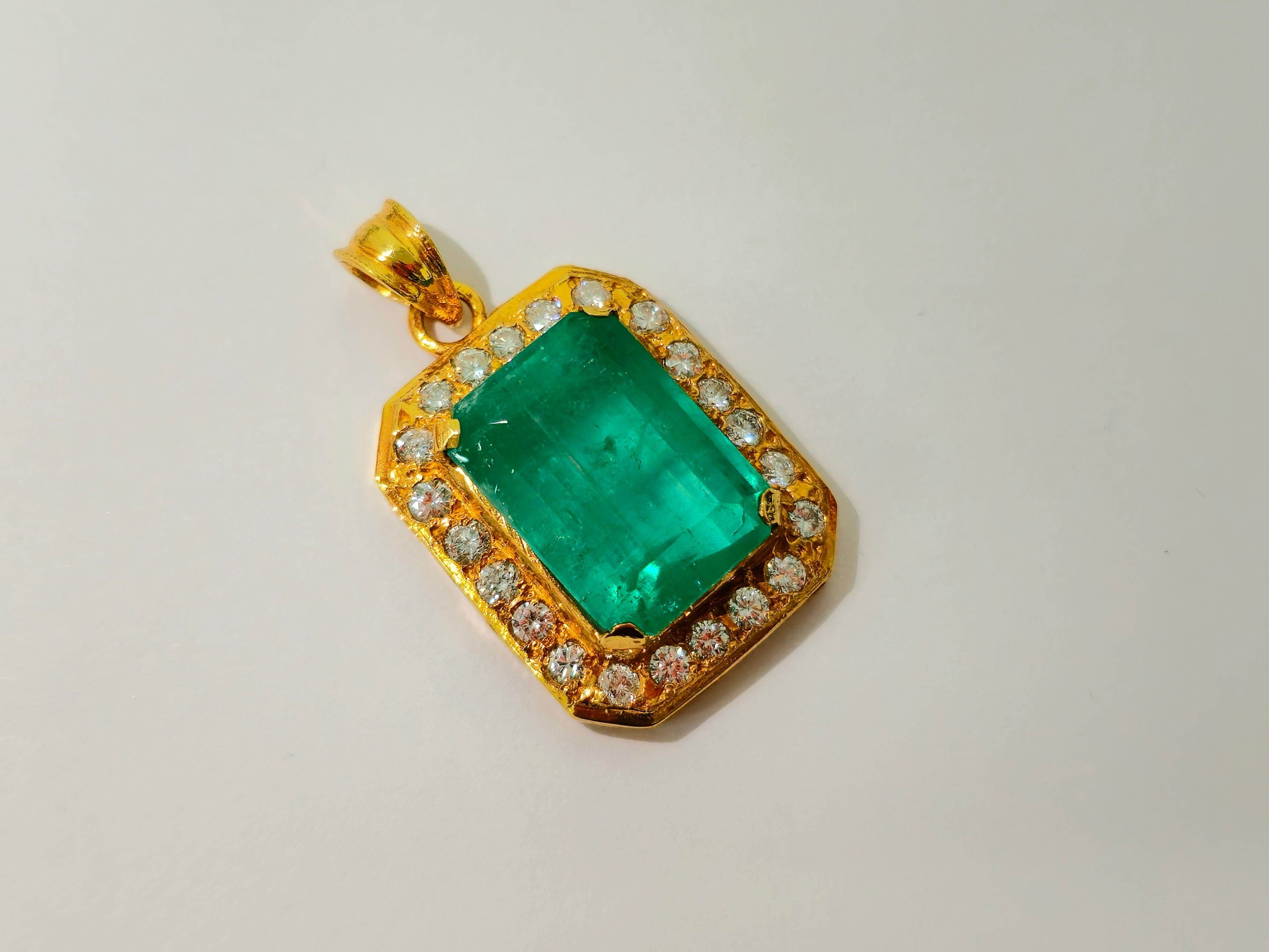 19.00ct Emerald And Diamond Pendant Necklace. In Excellent Condition For Sale In Miami, FL