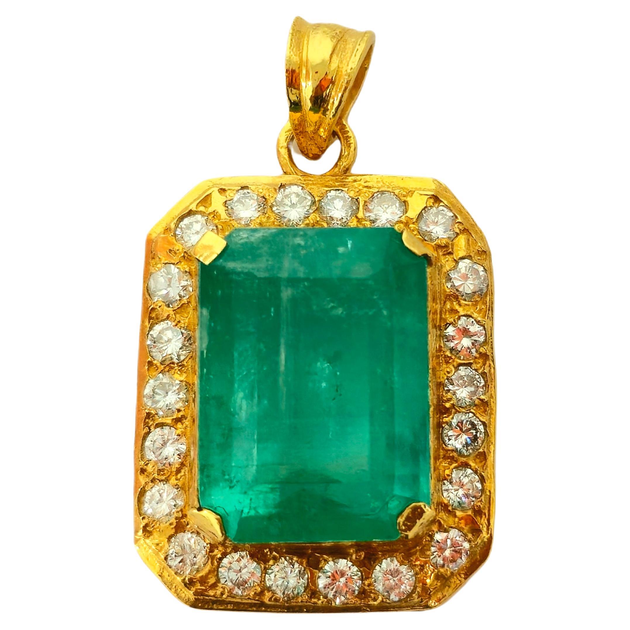 19.00ct Emerald And Diamond Pendant Necklace. For Sale