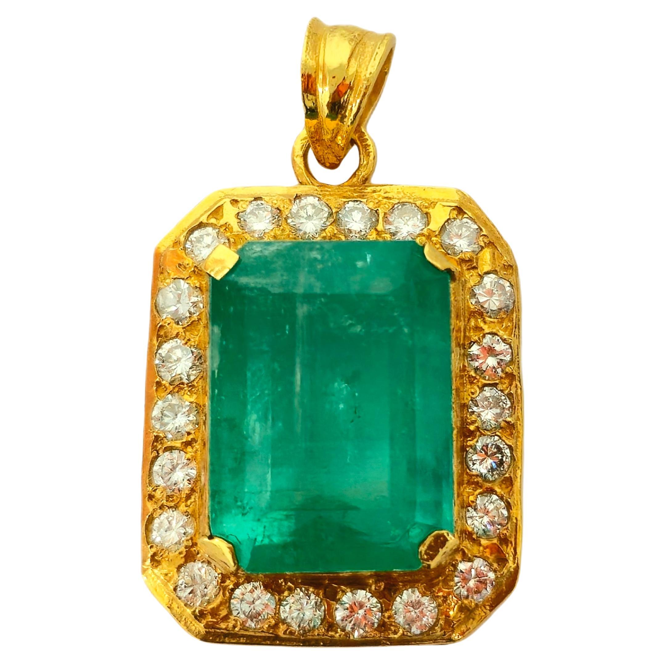 19,00 Collana con smeraldo e diamanti.