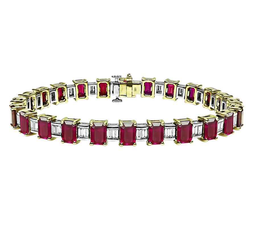 Voici un magnifique bracelet en or jaune et blanc 18 carats. Le bracelet est serti de beaux rubis de taille émeraude qui pèsent environ 19,00ct. Les rubis sont mis en valeur par d'étincelants diamants de taille baguette qui pèsent environ 1,90 ct.