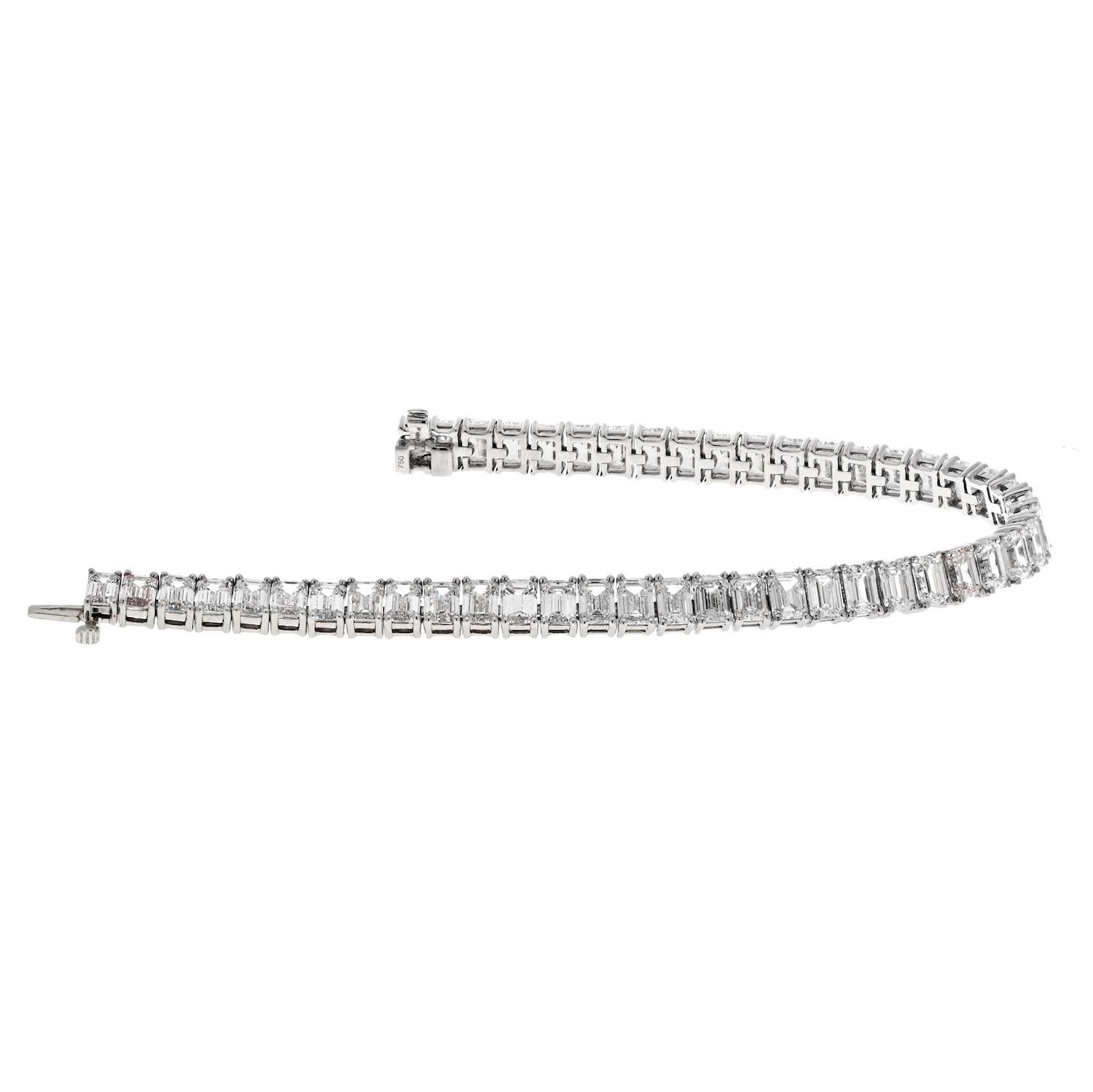 19.00cttw Emerald Cut One Line Diamond Tennis Bracelet In Excellent Condition For Sale In New York, NY