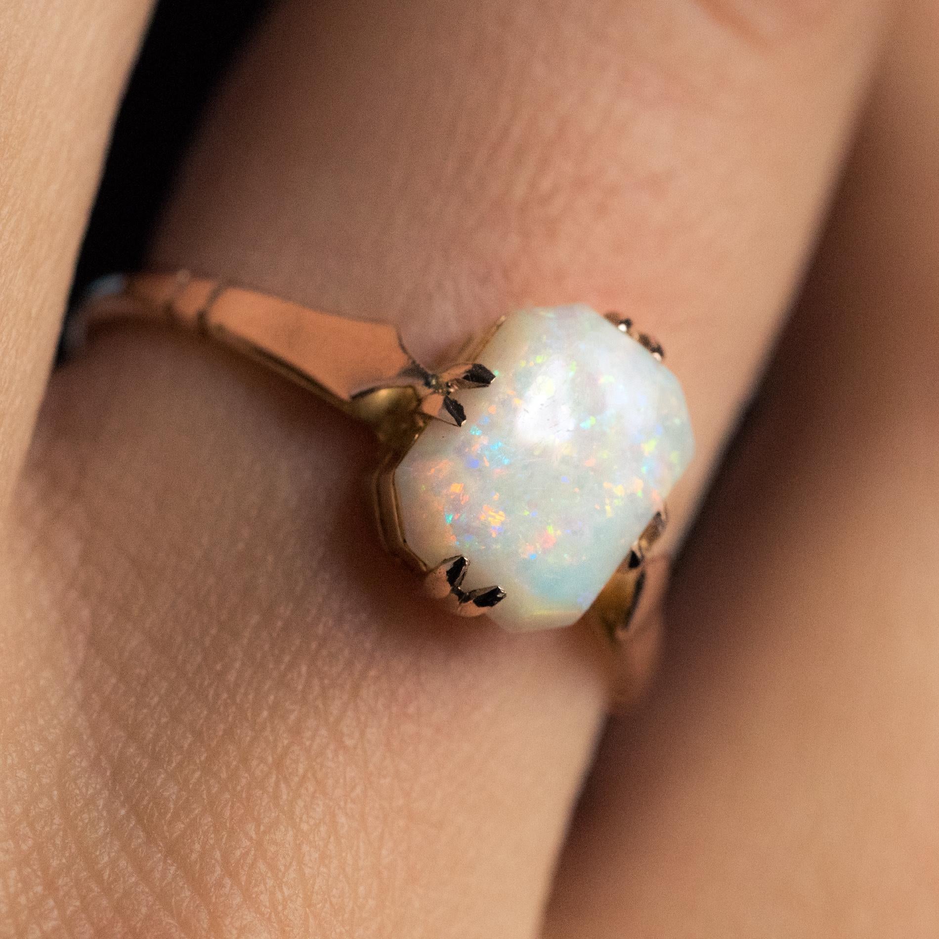 1900s 0.75 Carat Solitaire Australian Opal Rose Gold Ring In Excellent Condition In Poitiers, FR