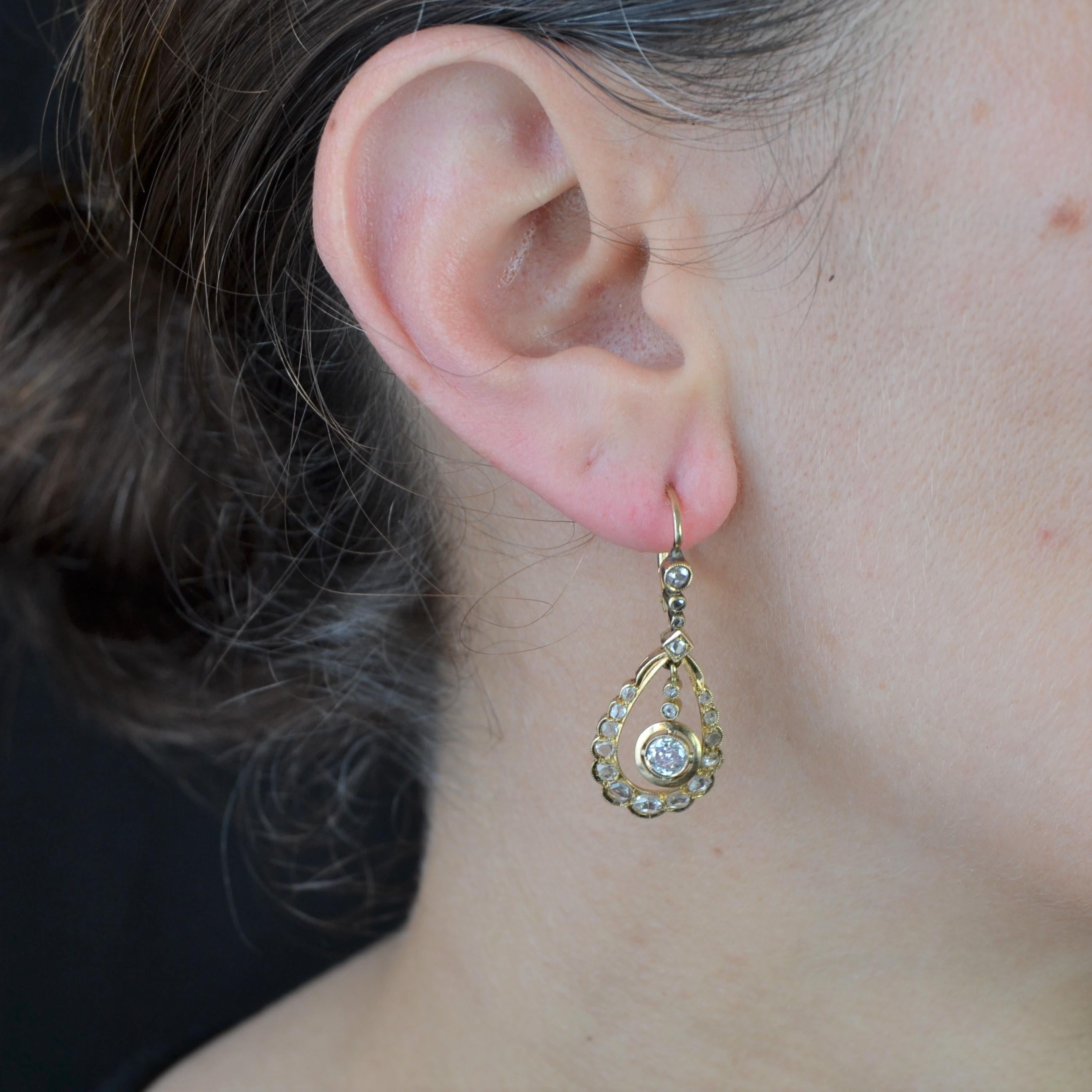 For pierced ears.
Earrings in 18 karat yellow gold, owl hallmark.
Each pendant has three rose- cut diamonds in fall, which holds in pampille a drop openwork the polylobed edges set with rose- cut diamonds. In the center, two diamonds support an