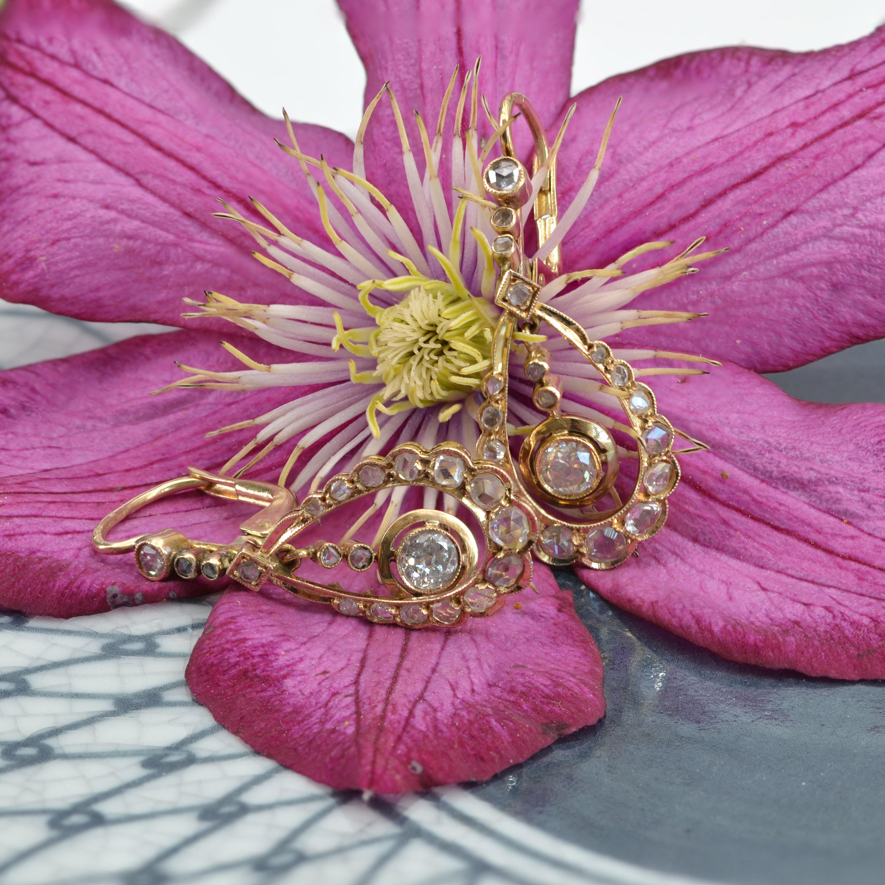 1900s 1.20 Carat Diamonds 18 Karat Yellow Gold Dangle Earrings 3