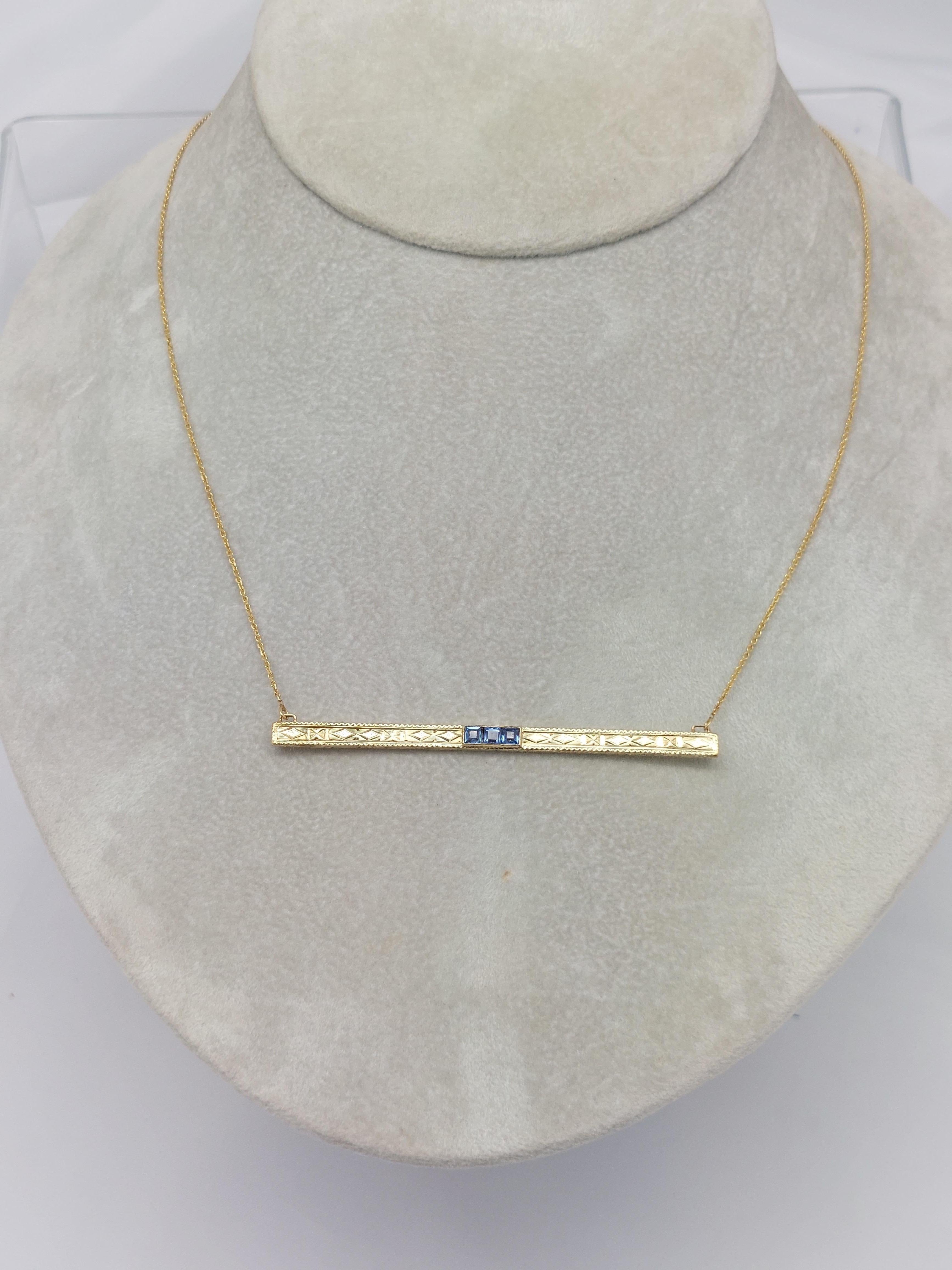 Antike Brosche aus 14 Karat Gelbgold mit Saphiren, umgewandelt in eine Halskette.
Die neue Kabelkette ist 1,20 m breit und besteht aus einer verstellbaren 22″-Kette mit Karabiner-Verschluss.
Der stabförmige Anhänger misst   2  3/4 