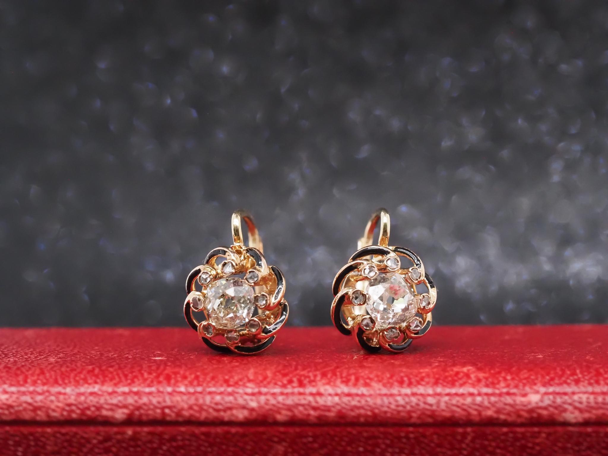 Année : 1900

Détails de l'article :
Type de métal : Or jaune 14K [poinçonné et testé].
Poids : 3.8 grammes

Détails du diamant central :
Poids : 1,05ct (poids total des 2 diamants centraux de taille ancienne)
Coupe : Brilliante ancienne