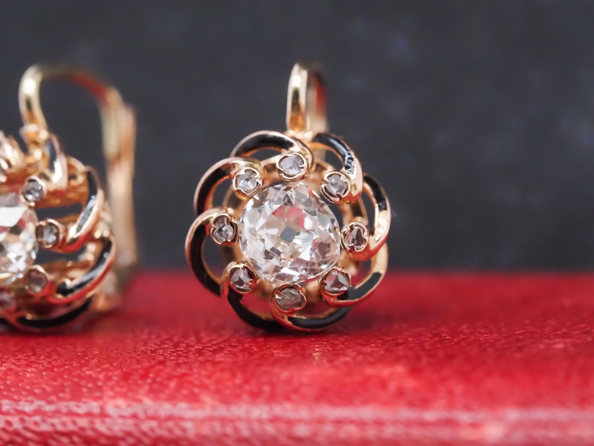 Boucles d'oreilles anciennes des années 1900 en or jaune 14 carats, diamants et émail en vente 1