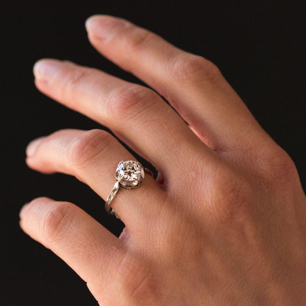 Ring in 18 karat white gold.
Antique solitaire ring, it is set on its top with an antique brilliant cut diamond set with 4 claws on a delicately chiselled basket.
Total diamond weight: 1.20 carat approximately - Estimated quality: H.Si.
Diameter: