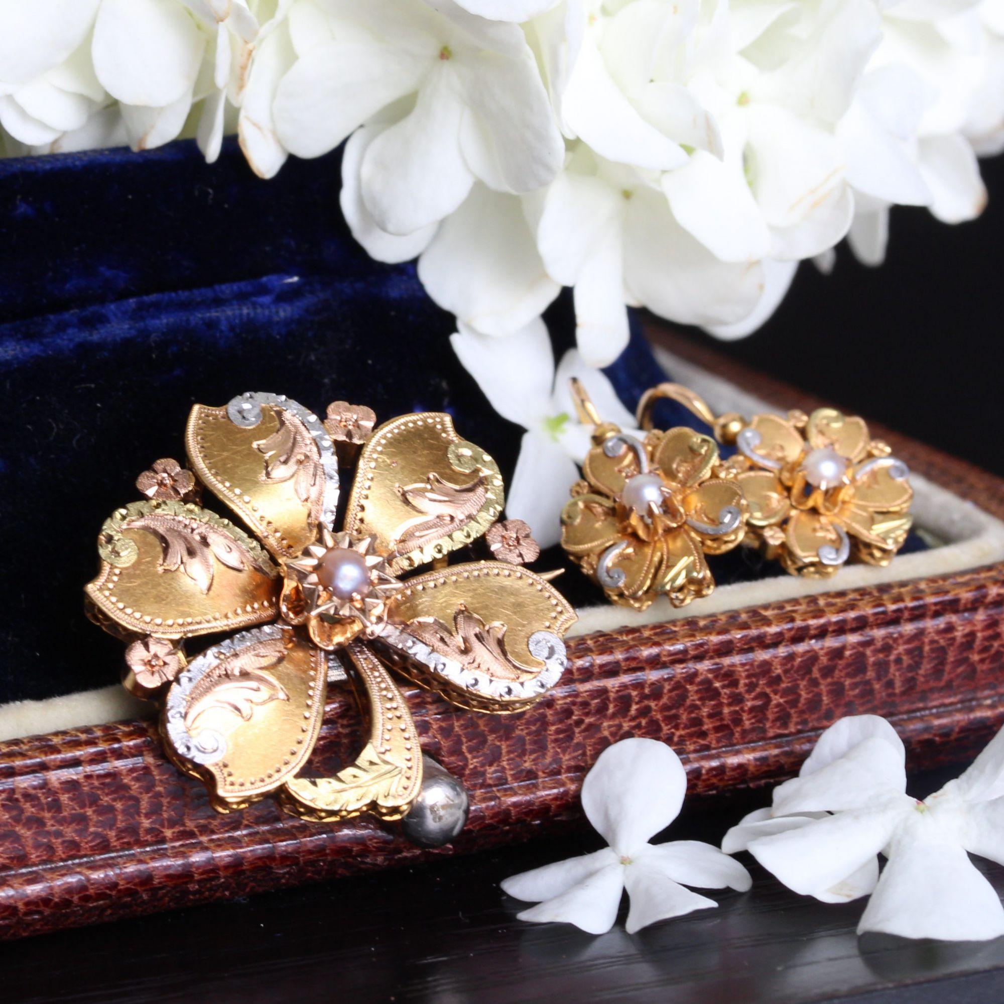 Belle Époque 1900s 18 Karat Gold Natural Pearl Brooch Lever-Back Earrings Set