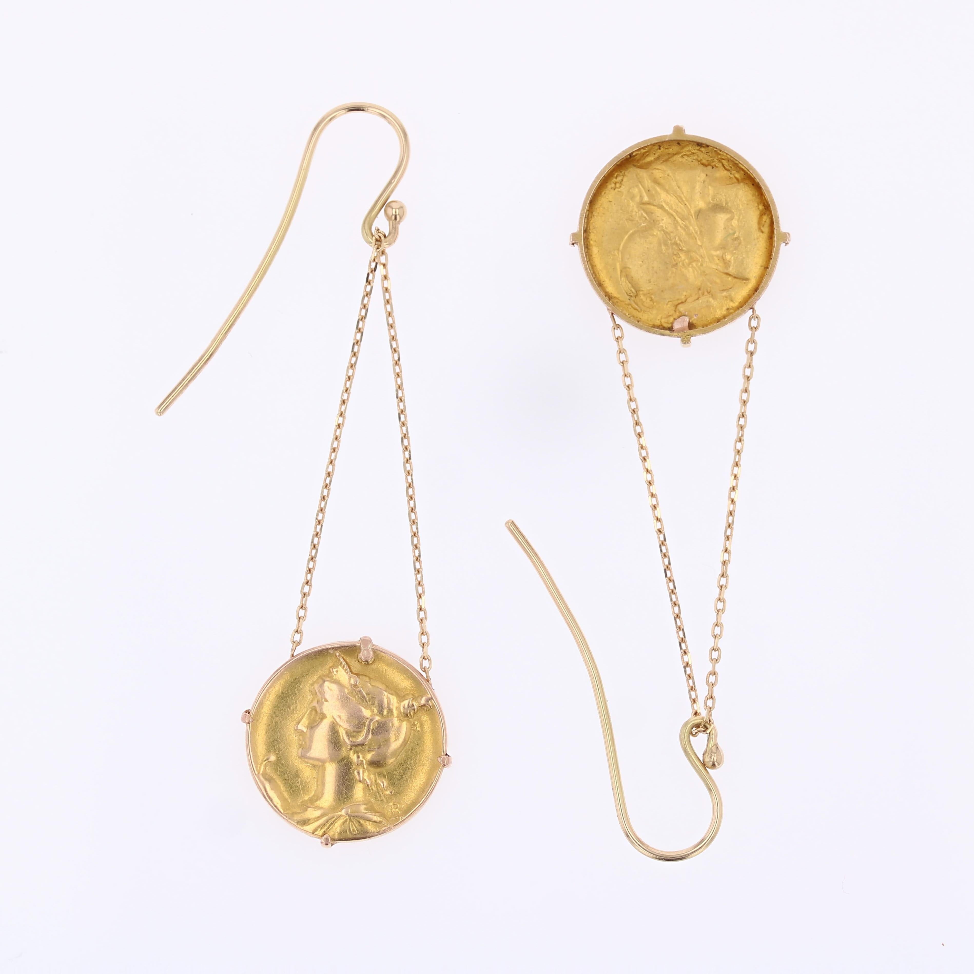 Boucles d'oreilles 1900 en or jaune 18 carats avec médaille pendante en vente 5