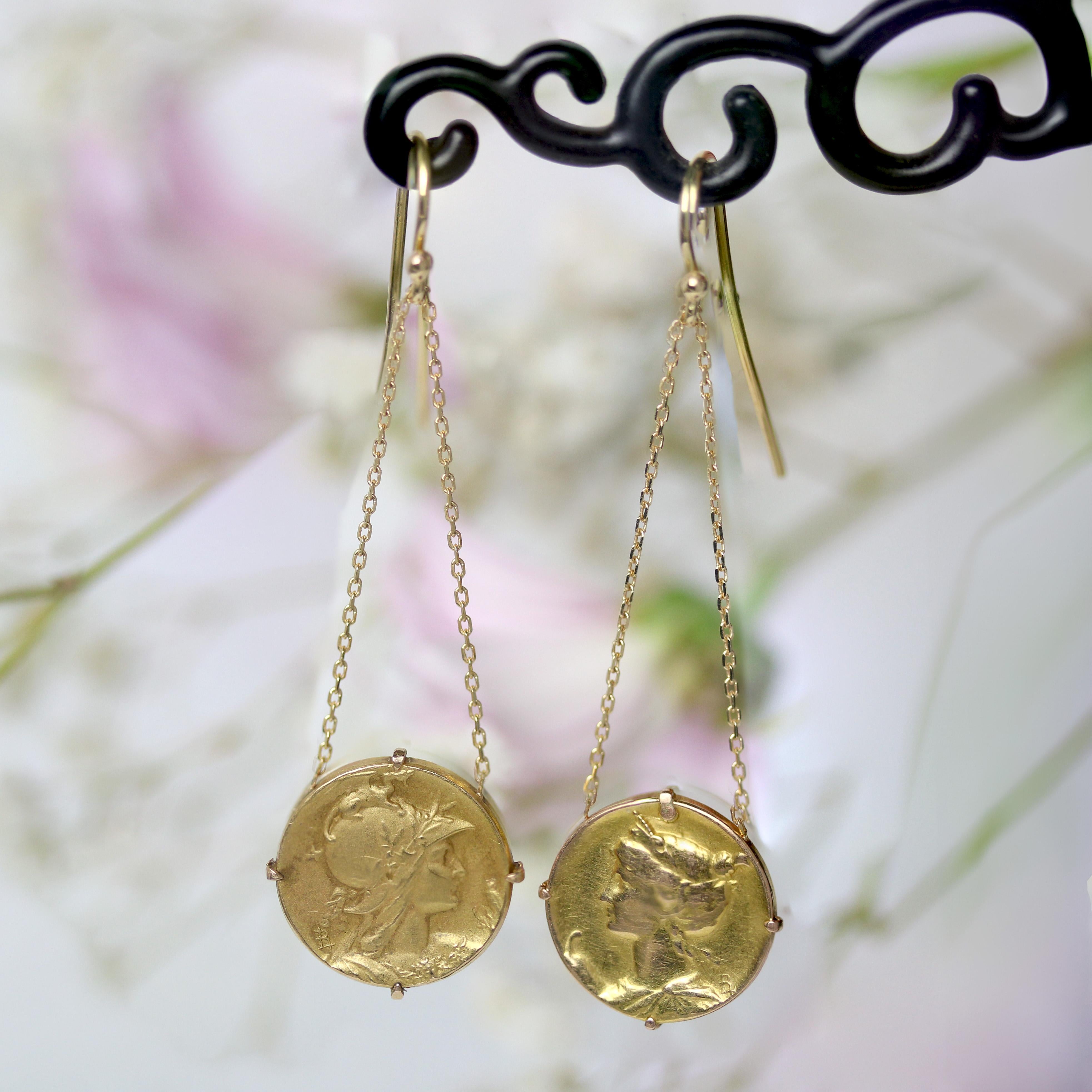Belle Époque Boucles d'oreilles 1900 en or jaune 18 carats avec médaille pendante en vente