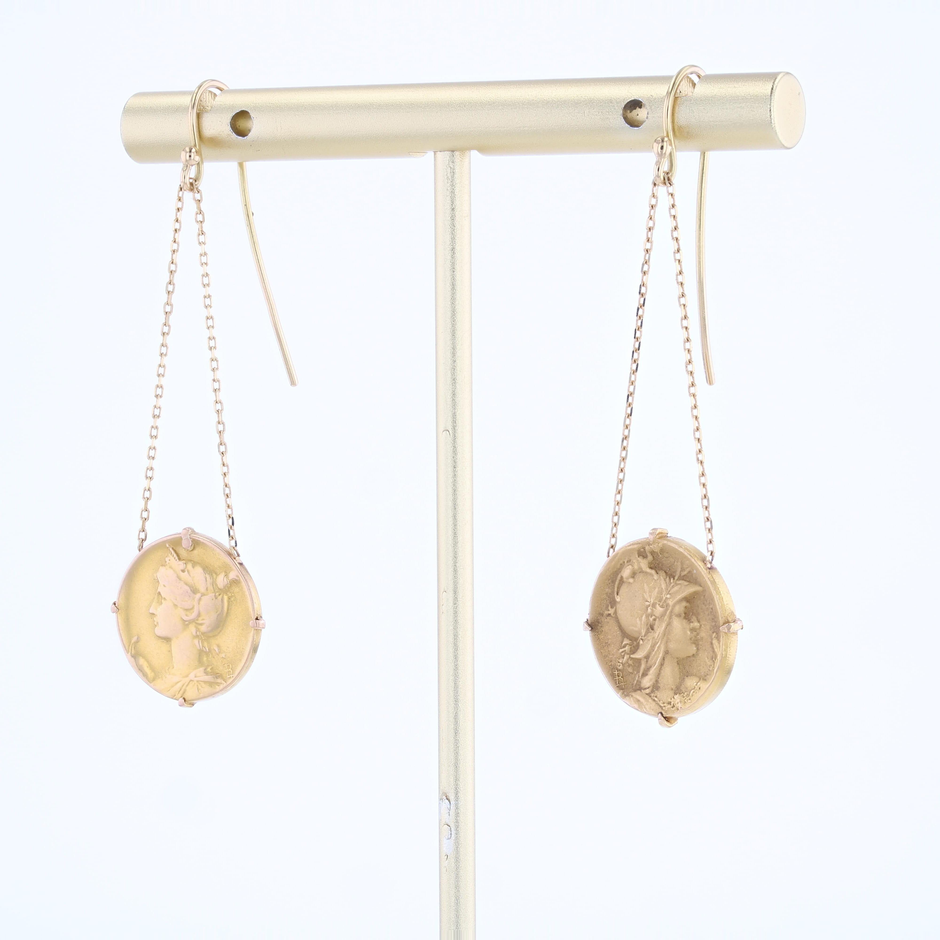 Boucles d'oreilles 1900 en or jaune 18 carats avec médaille pendante Excellent état - En vente à Poitiers, FR