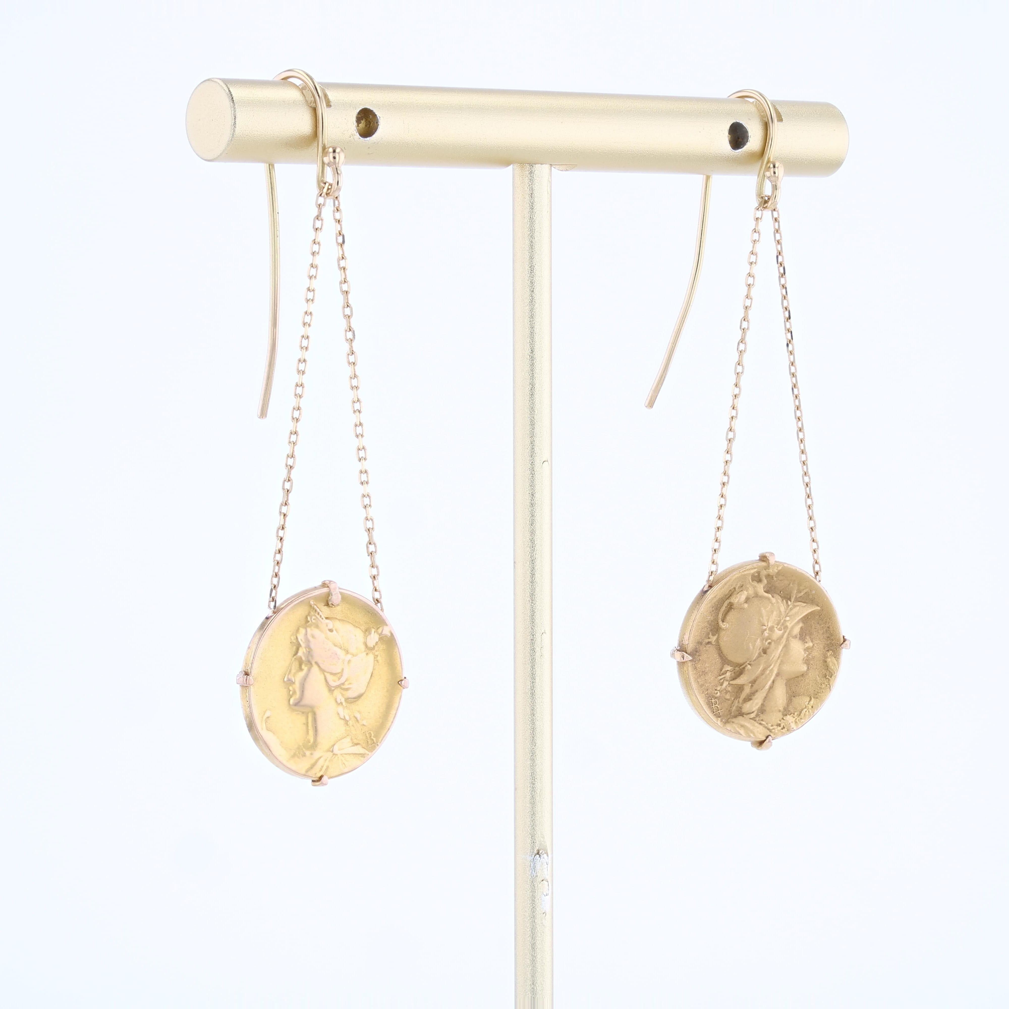 Boucles d'oreilles 1900 en or jaune 18 carats avec médaille pendante Pour femmes en vente